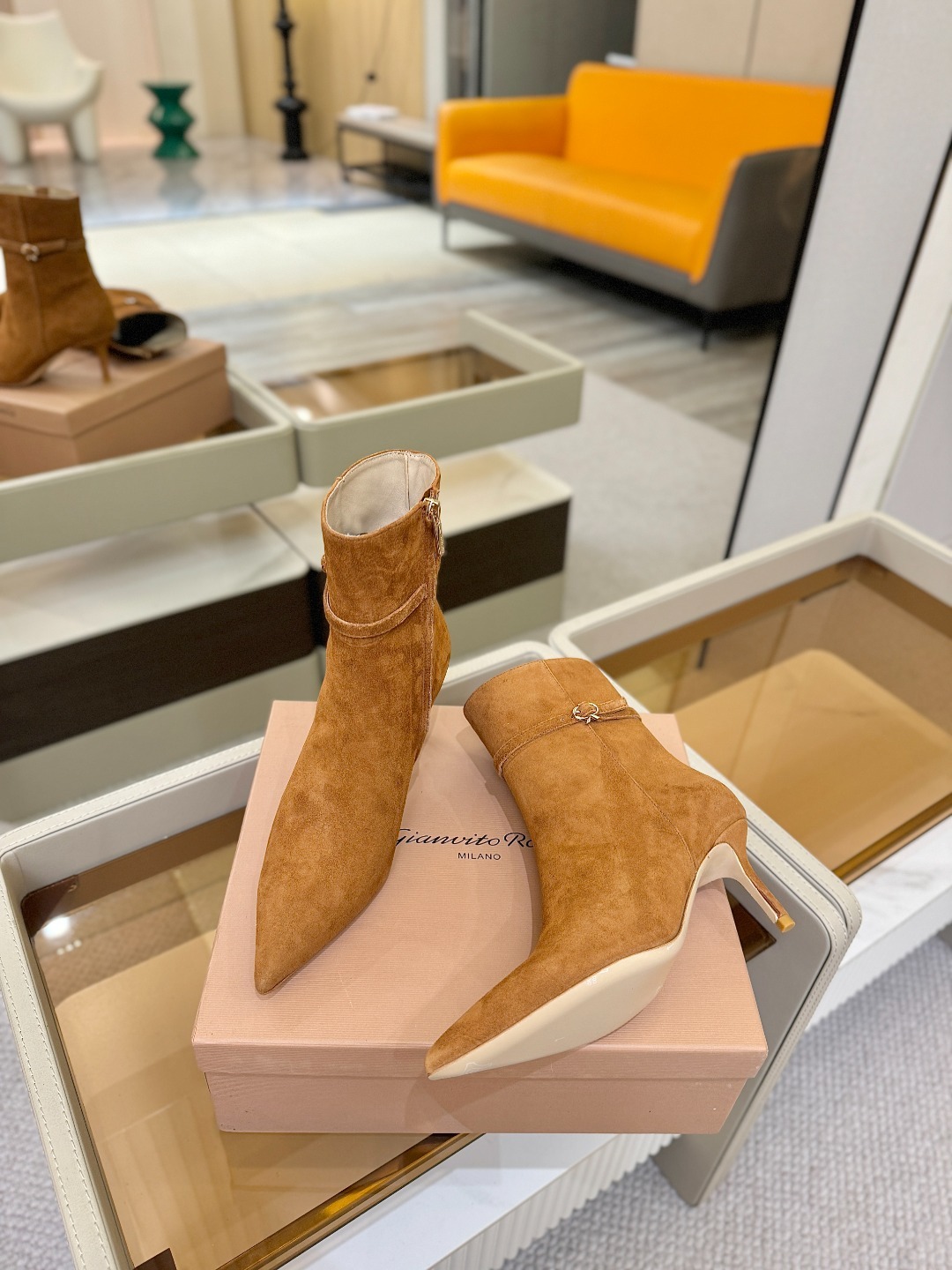 品 牌:Gianvito Rossi罗西 GR尖头及踝靴侧拉链R扣细跟短靴高跟靴子鞋面采用绒面革,质感柔
