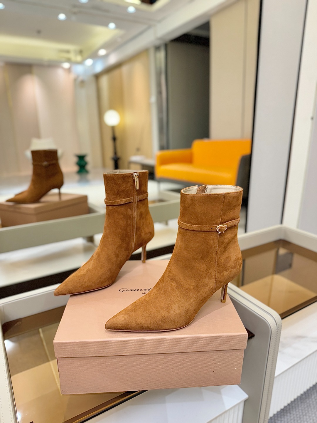 品 牌:Gianvito Rossi罗西 GR尖头及踝靴侧拉链R扣细跟短靴高跟靴子鞋面采用绒面革,质感柔