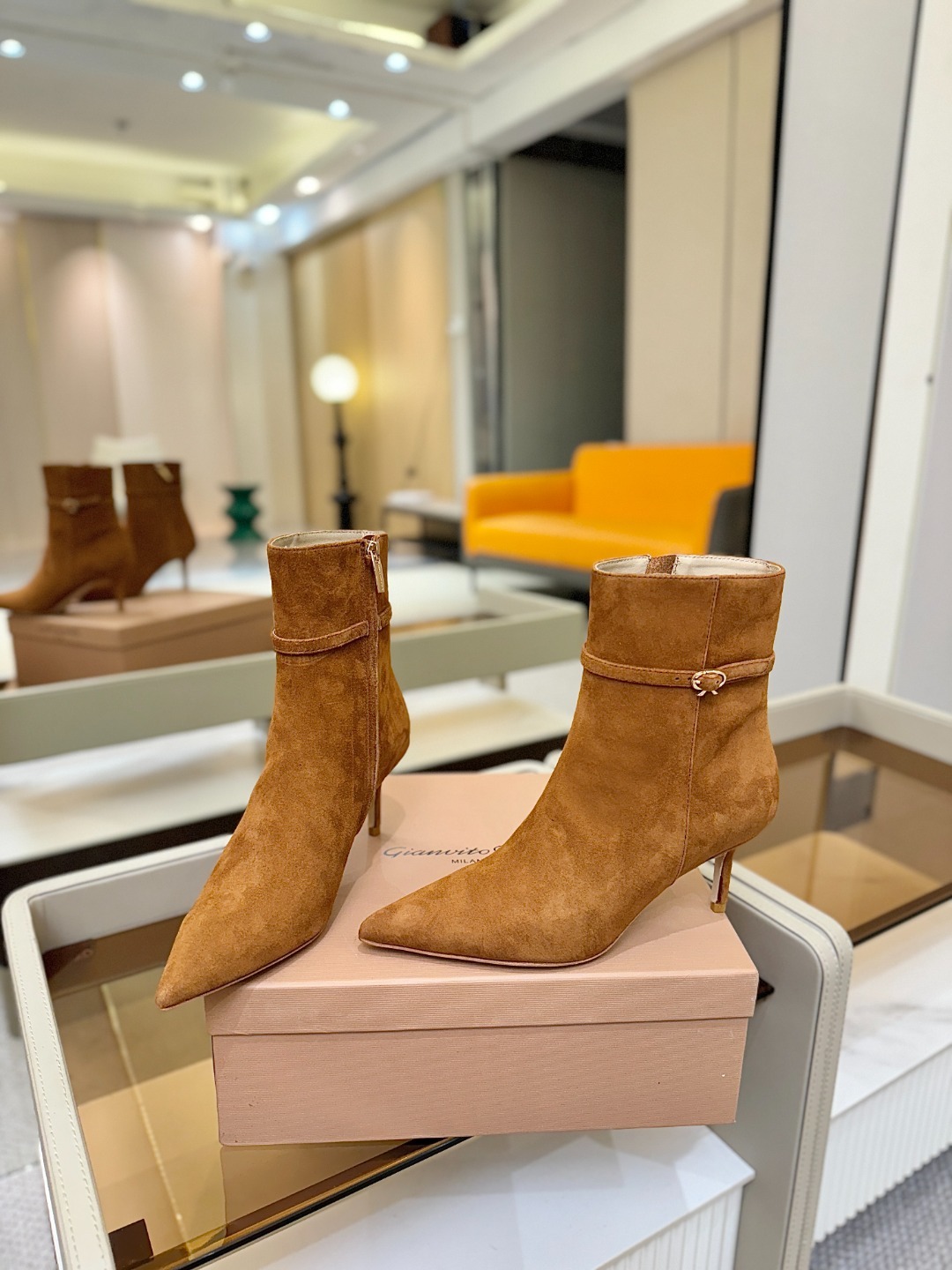 品 牌:Gianvito Rossi罗西 GR尖头及踝靴侧拉链R扣细跟短靴高跟靴子鞋面采用绒面革,质感柔