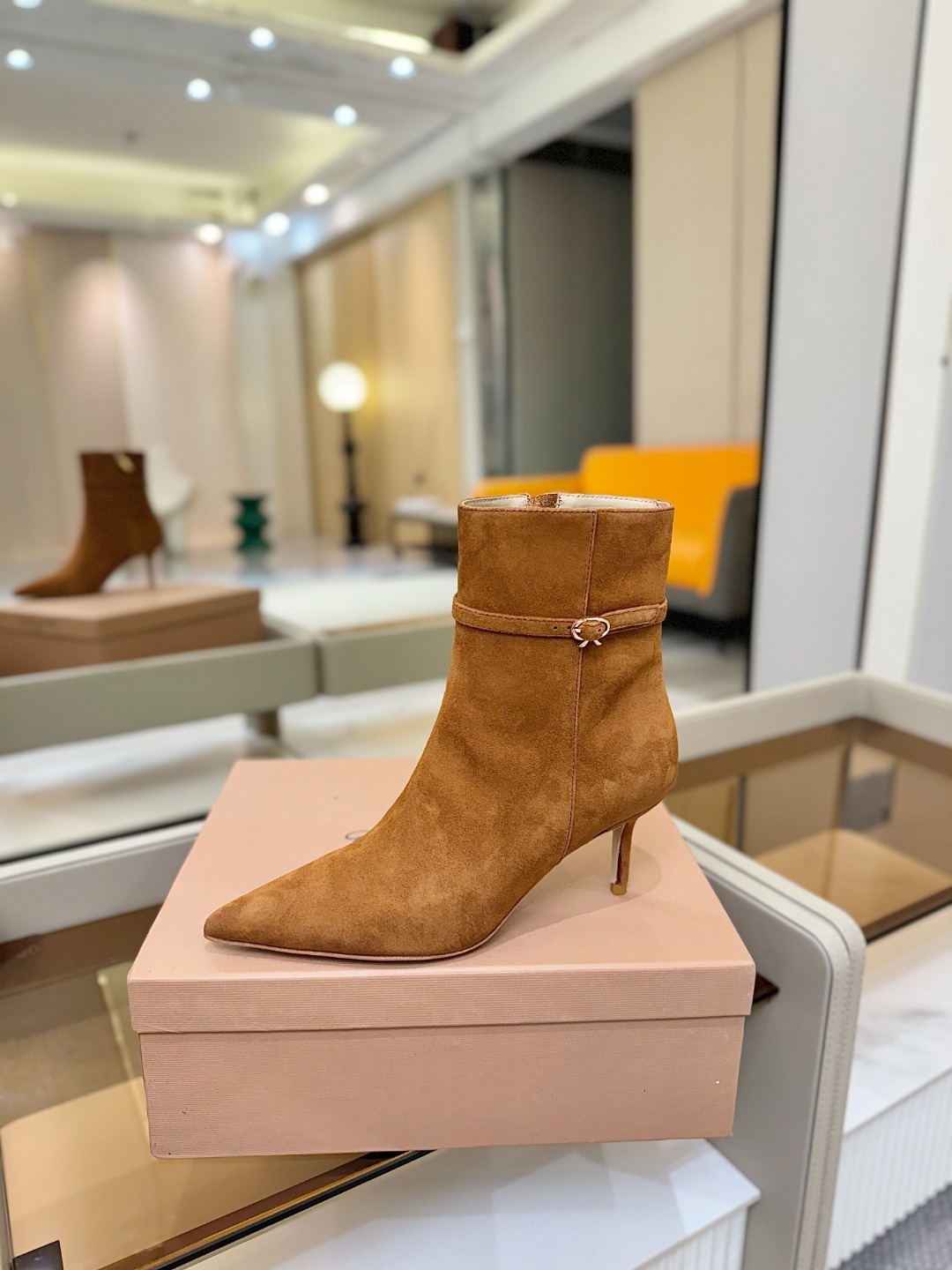 品 牌:Gianvito Rossi罗西 GR尖头及踝靴侧拉链R扣细跟短靴高跟靴子鞋面采用绒面革,质感柔