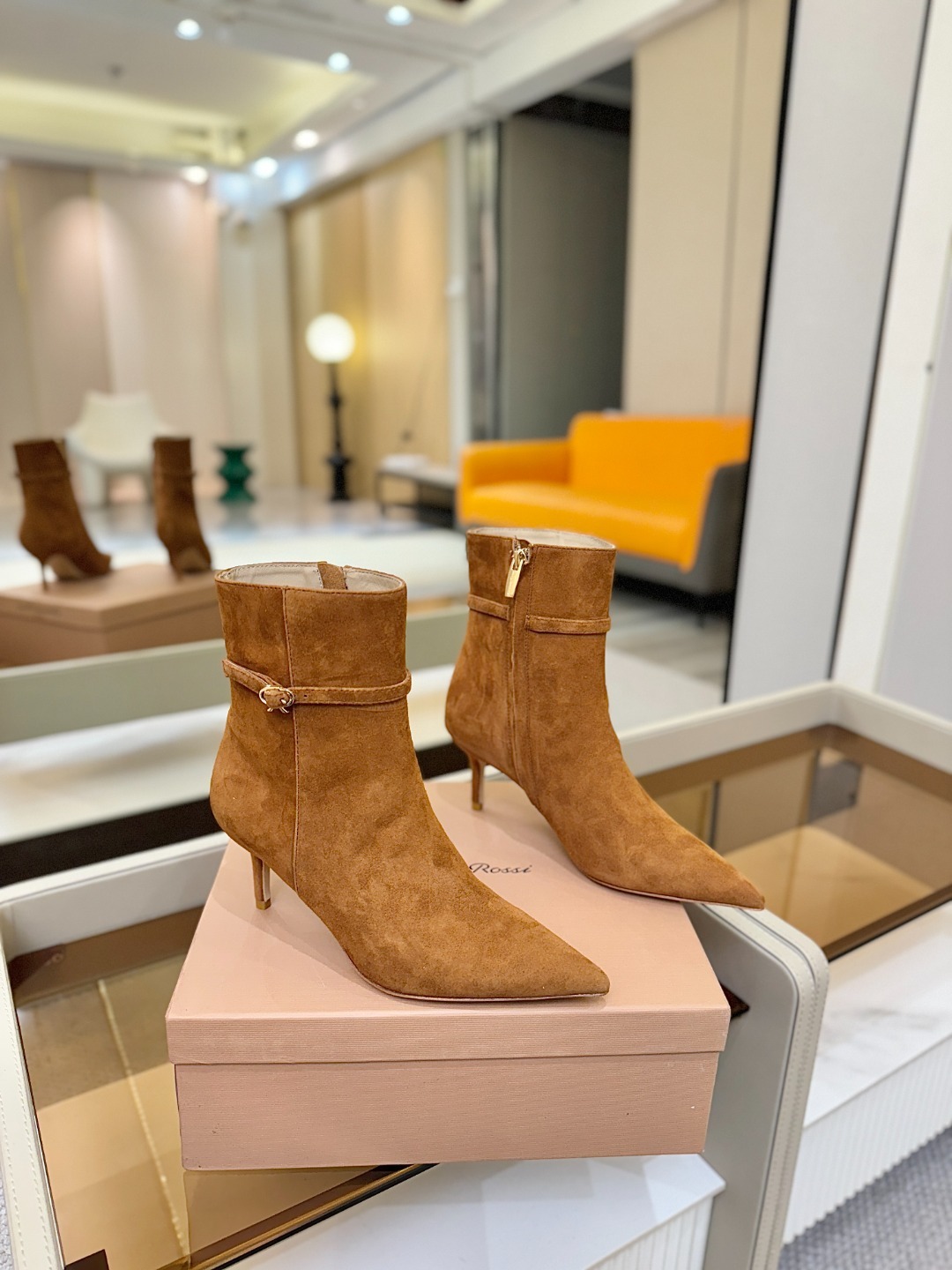 品 牌:Gianvito Rossi罗西 GR尖头及踝靴侧拉链R扣细跟短靴高跟靴子鞋面采用绒面革,质感柔