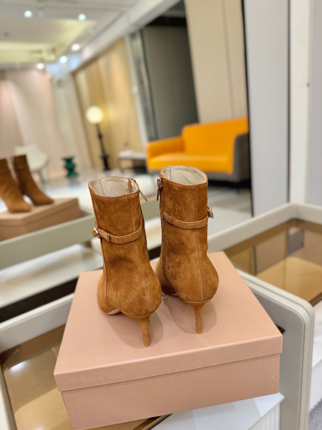品 牌:Gianvito Rossi罗西 GR尖头及踝靴侧拉链R扣细跟短靴高跟靴子鞋面采用绒面革,质感柔