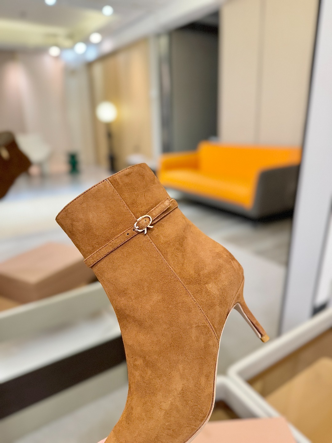 品 牌:Gianvito Rossi罗西 GR尖头及踝靴侧拉链R扣细跟短靴高跟靴子鞋面采用绒面革,质感柔