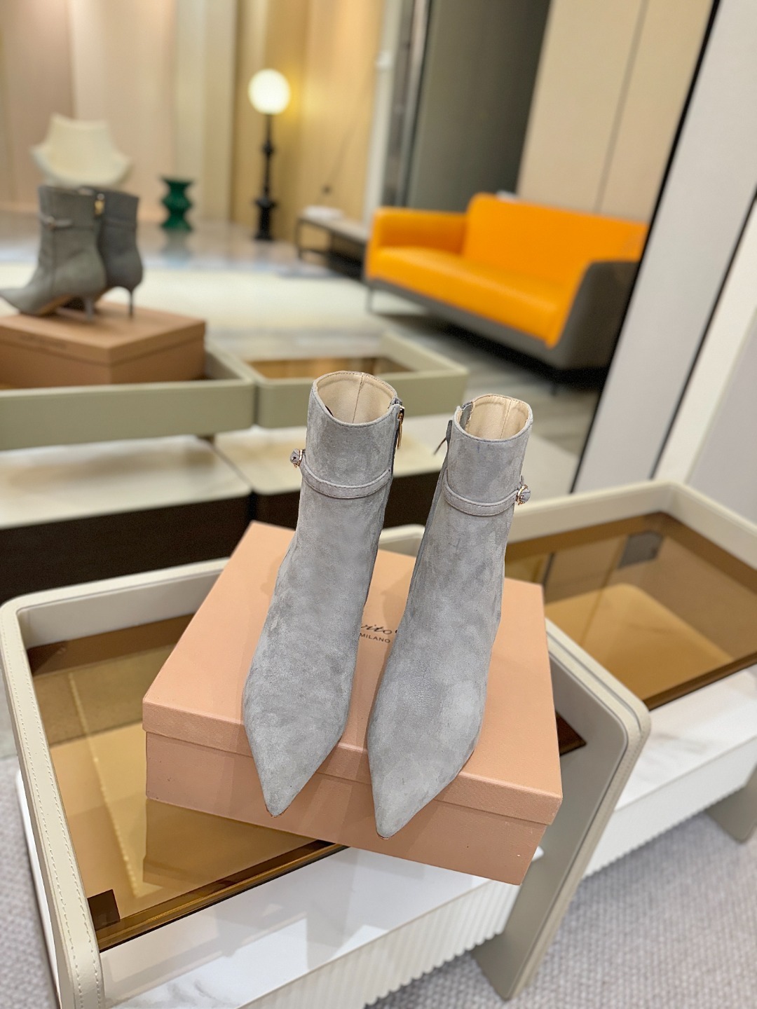 品 牌:Gianvito Rossi罗西 GR尖头及踝靴侧拉链R扣细跟短靴高跟靴子鞋面采用绒面革,质感柔