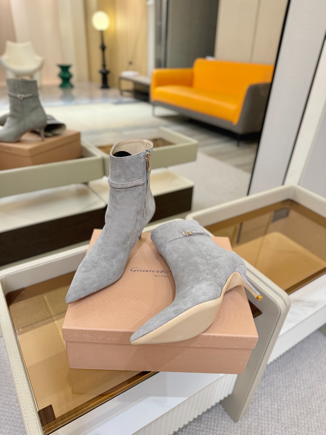 品 牌:Gianvito Rossi罗西 GR尖头及踝靴侧拉链R扣细跟短靴高跟靴子鞋面采用绒面革,质感柔