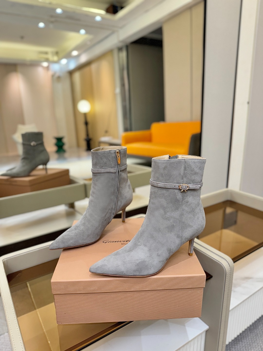 品 牌:Gianvito Rossi罗西 GR尖头及踝靴侧拉链R扣细跟短靴高跟靴子鞋面采用绒面革,质感柔