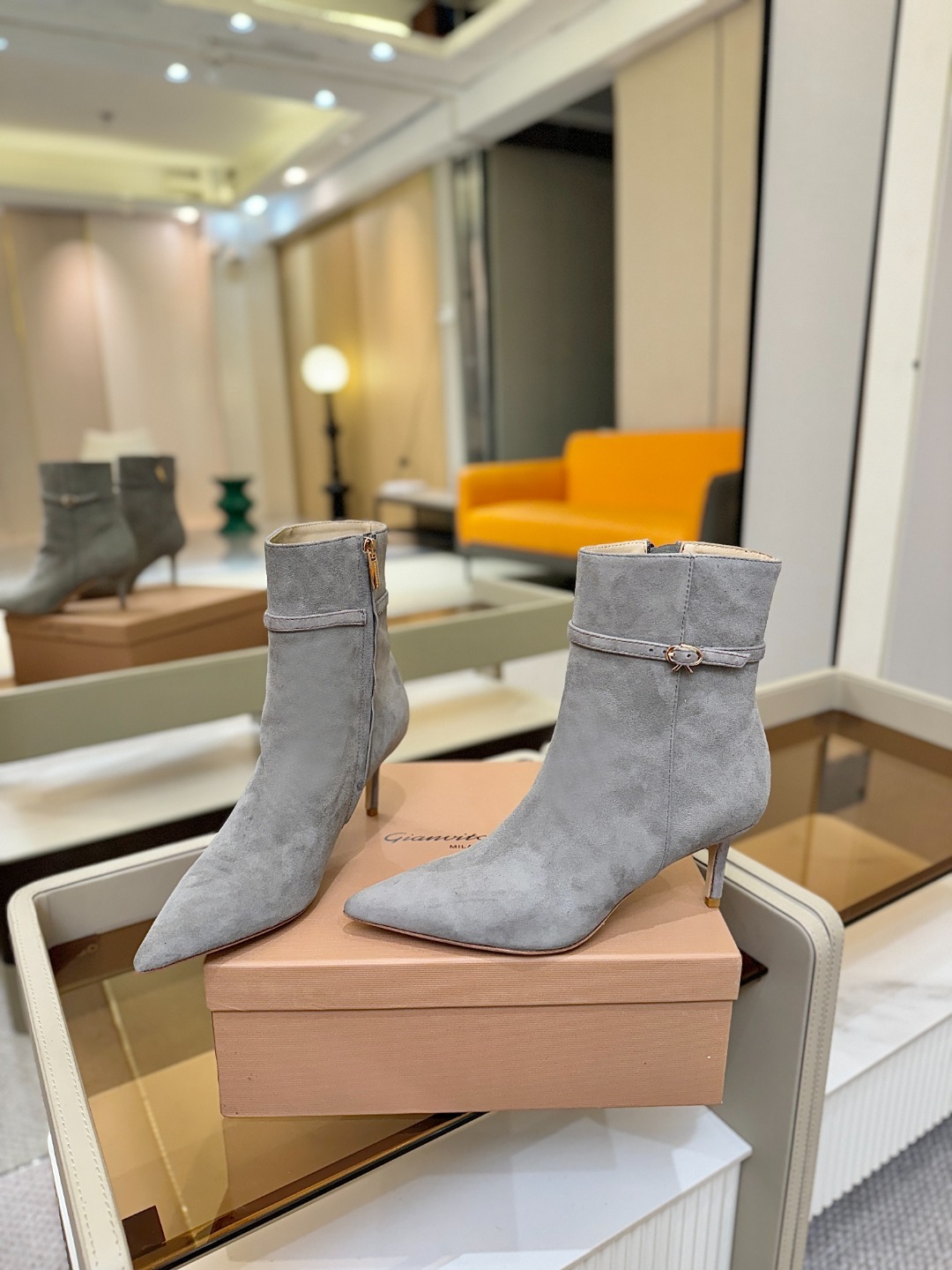 品 牌:Gianvito Rossi罗西 GR尖头及踝靴侧拉链R扣细跟短靴高跟靴子鞋面采用绒面革,质感柔