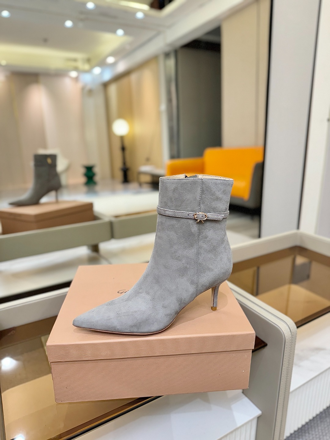 品 牌:Gianvito Rossi罗西 GR尖头及踝靴侧拉链R扣细跟短靴高跟靴子鞋面采用绒面革,质感柔
