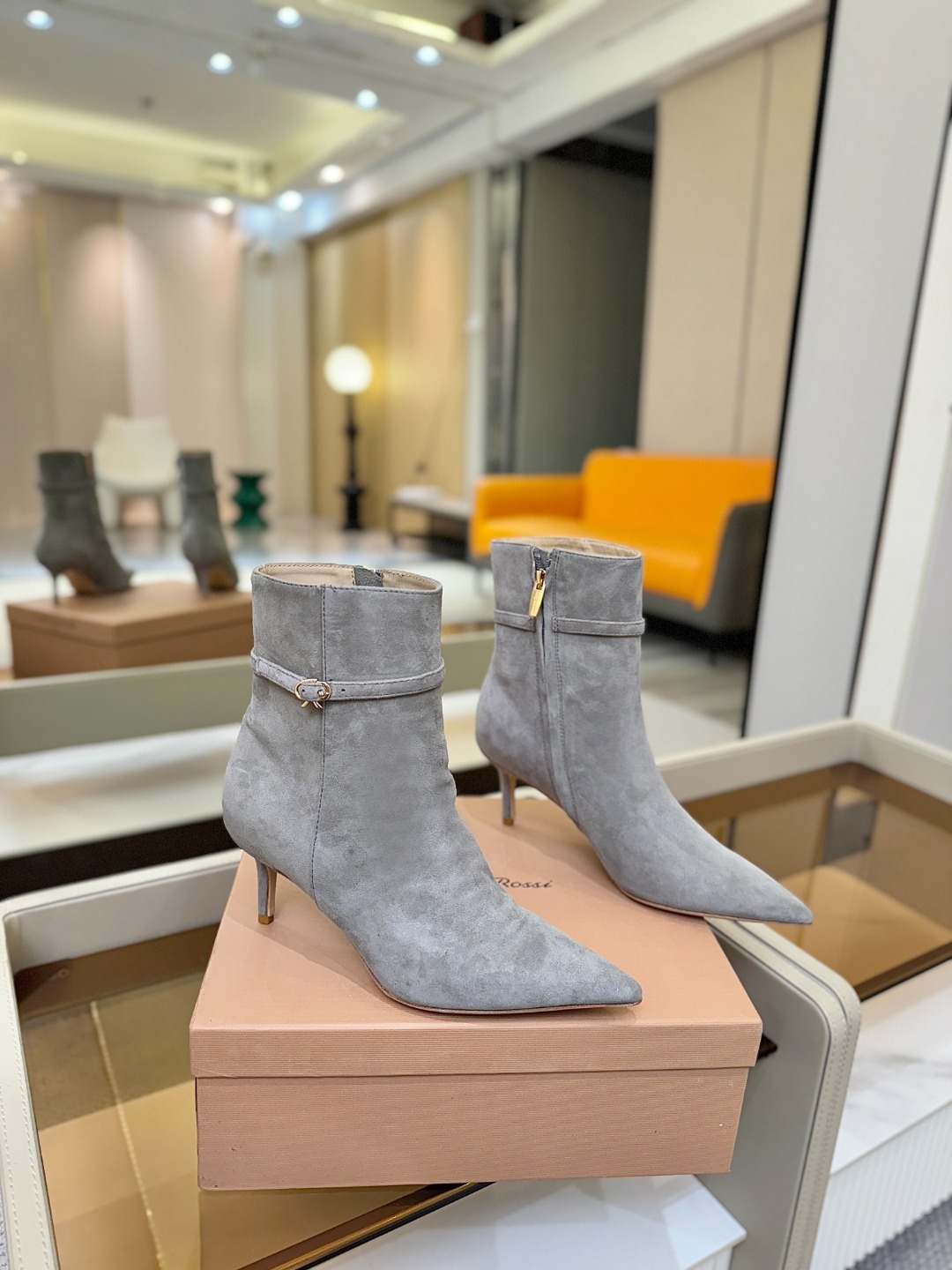 品 牌:Gianvito Rossi罗西 GR尖头及踝靴侧拉链R扣细跟短靴高跟靴子鞋面采用绒面革,质感柔