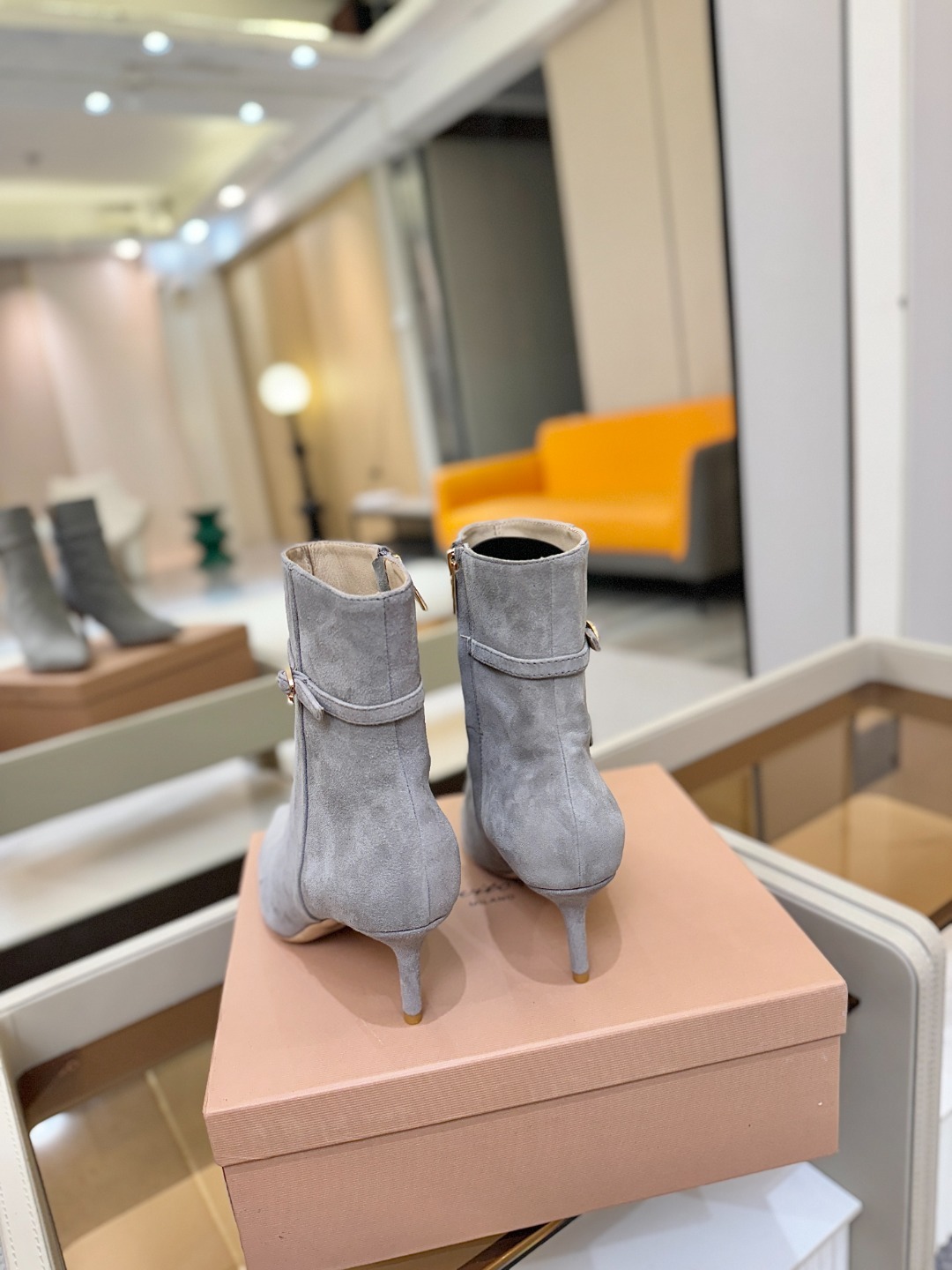 品 牌:Gianvito Rossi罗西 GR尖头及踝靴侧拉链R扣细跟短靴高跟靴子鞋面采用绒面革,质感柔
