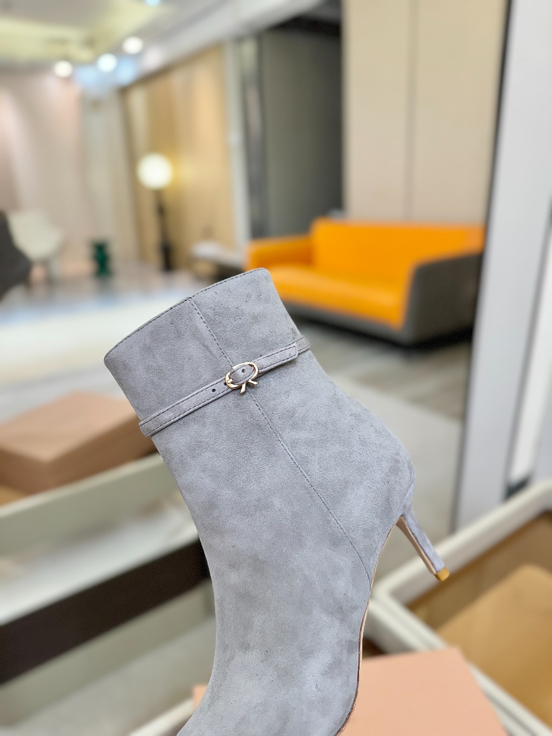 品 牌:Gianvito Rossi罗西 GR尖头及踝靴侧拉链R扣细跟短靴高跟靴子鞋面采用绒面革,质感柔
