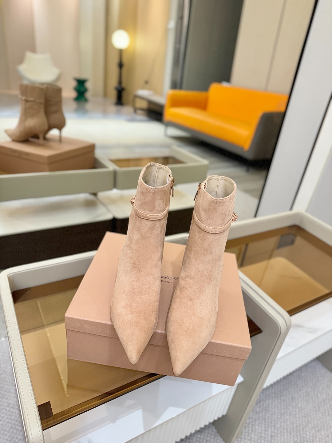 品 牌:Gianvito Rossi罗西 GR尖头及踝靴侧拉链R扣细跟短靴高跟靴子鞋面采用绒面革,质感柔