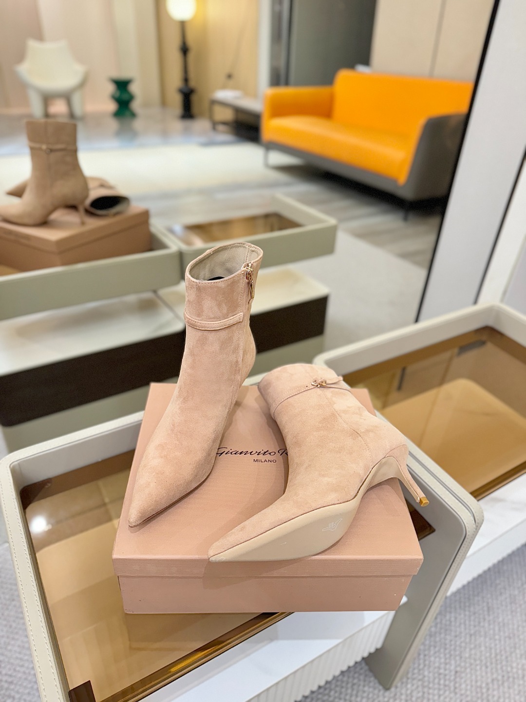 品 牌:Gianvito Rossi罗西 GR尖头及踝靴侧拉链R扣细跟短靴高跟靴子鞋面采用绒面革,质感柔