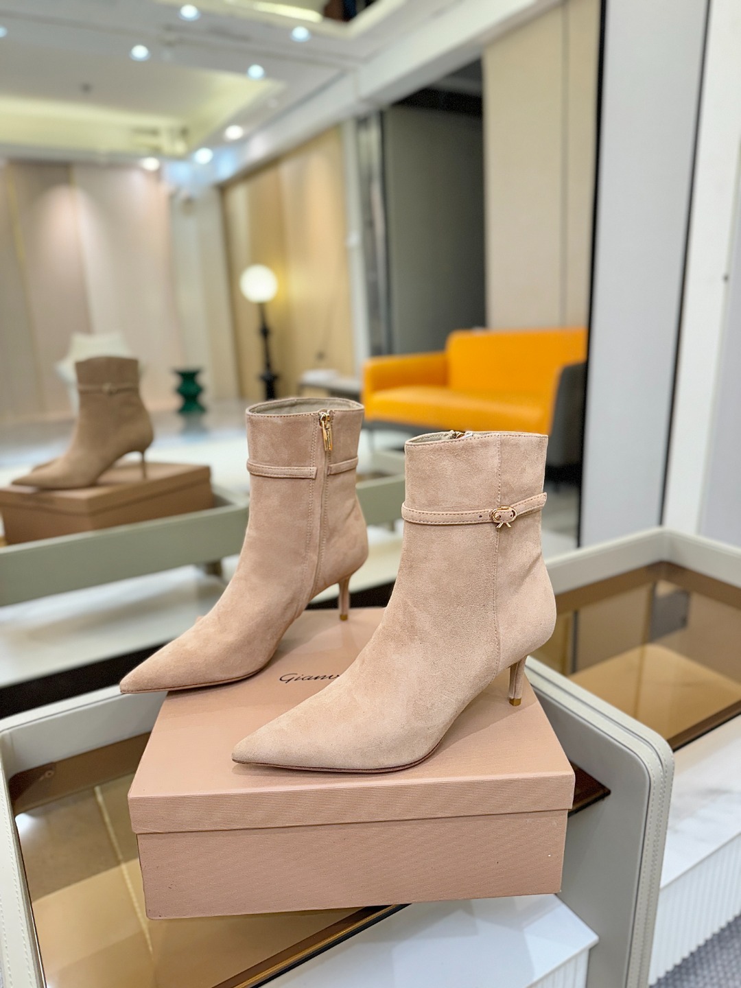 品 牌:Gianvito Rossi罗西 GR尖头及踝靴侧拉链R扣细跟短靴高跟靴子鞋面采用绒面革,质感柔