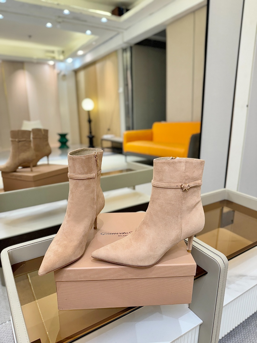 品 牌:Gianvito Rossi罗西 GR尖头及踝靴侧拉链R扣细跟短靴高跟靴子鞋面采用绒面革,质感柔