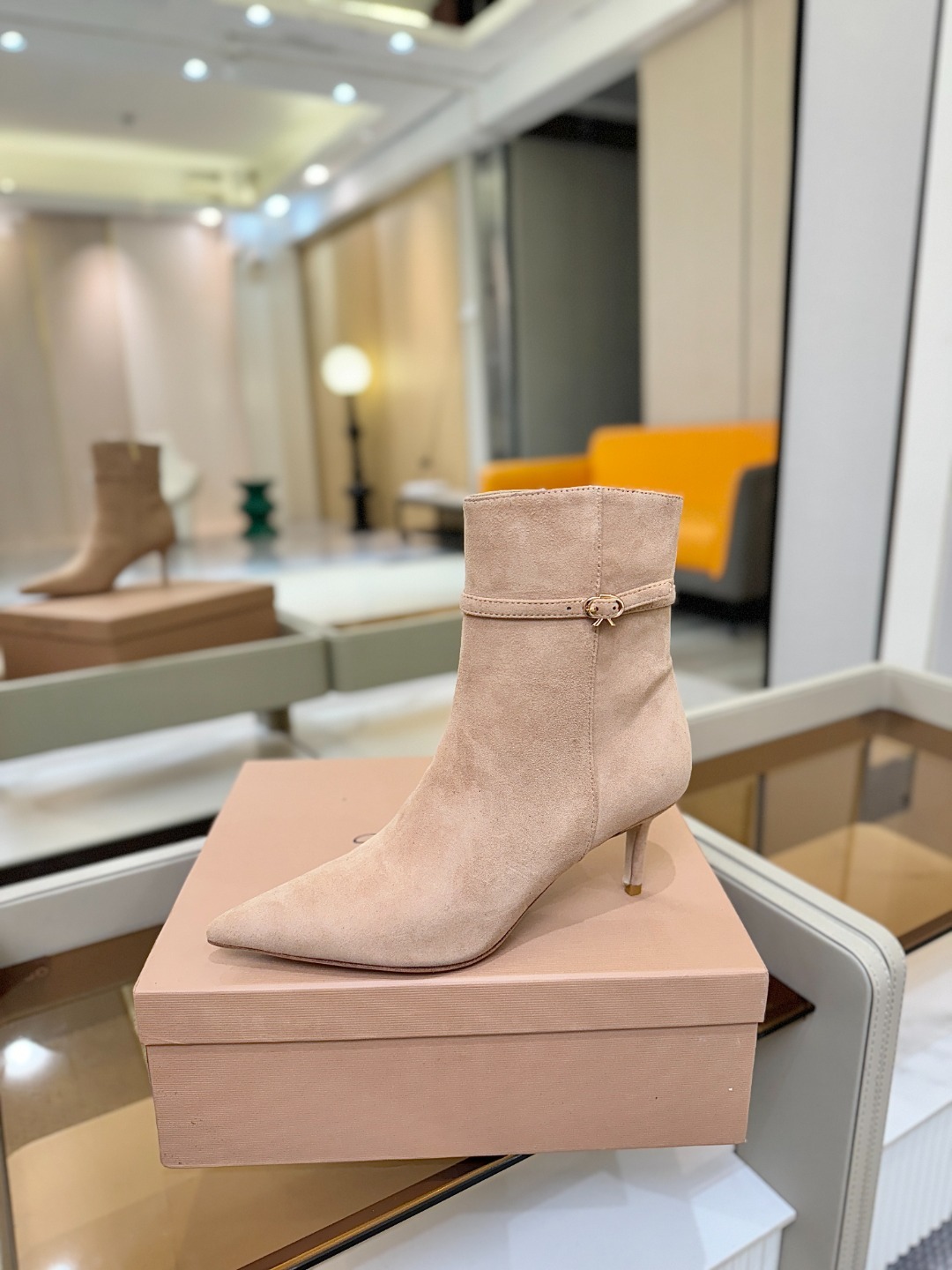 品 牌:Gianvito Rossi罗西 GR尖头及踝靴侧拉链R扣细跟短靴高跟靴子鞋面采用绒面革,质感柔