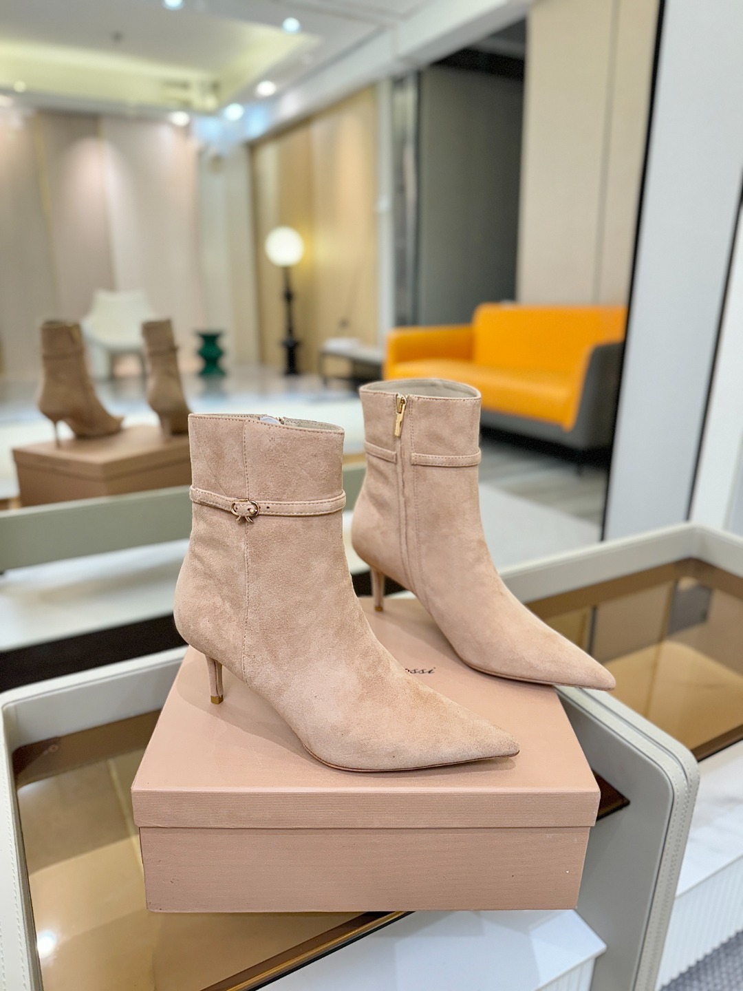 品 牌:Gianvito Rossi罗西 GR尖头及踝靴侧拉链R扣细跟短靴高跟靴子鞋面采用绒面革,质感柔