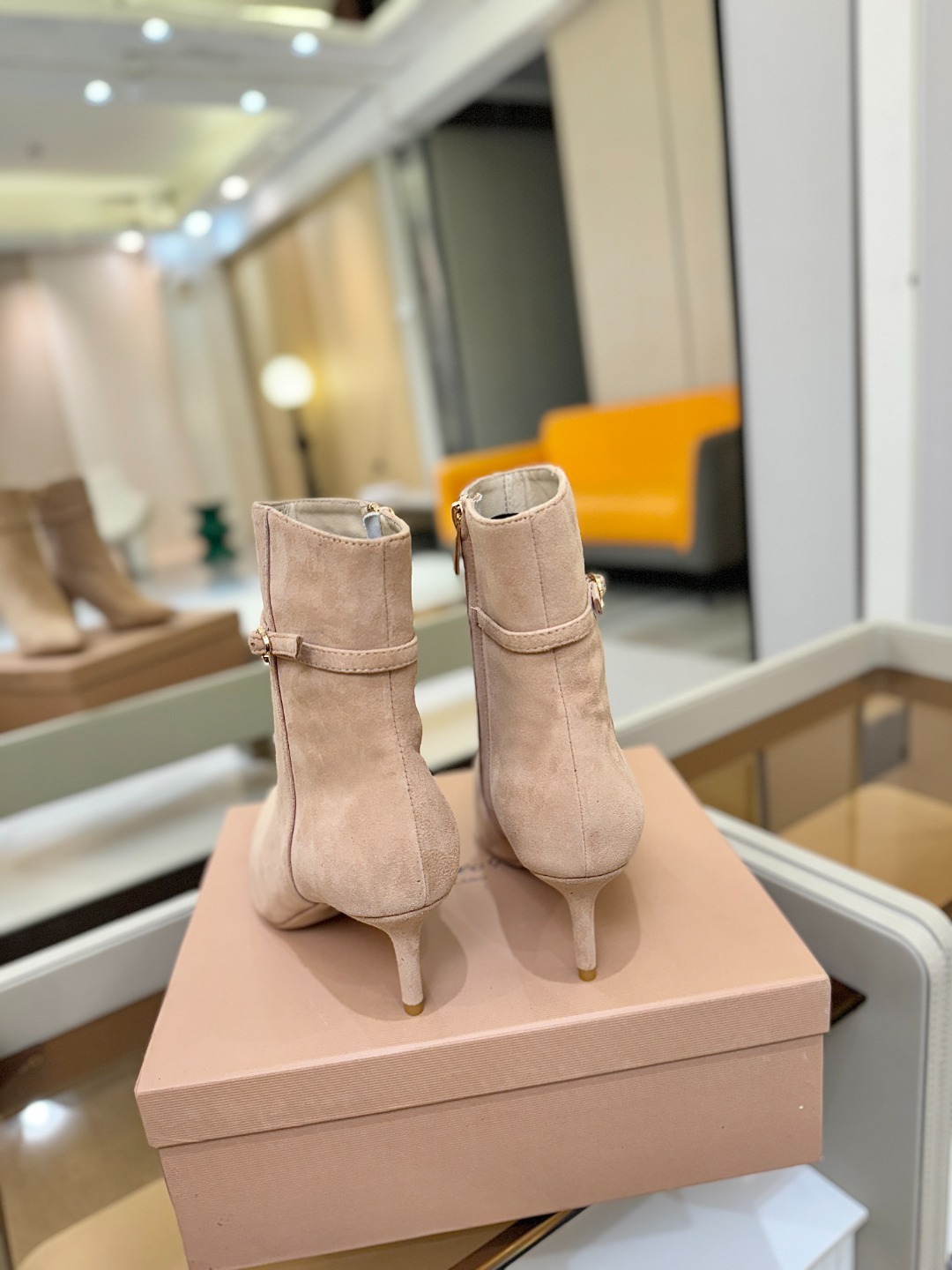 品 牌:Gianvito Rossi罗西 GR尖头及踝靴侧拉链R扣细跟短靴高跟靴子鞋面采用绒面革,质感柔