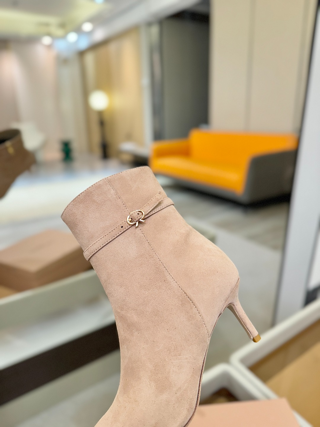 品 牌:Gianvito Rossi罗西 GR尖头及踝靴侧拉链R扣细跟短靴高跟靴子鞋面采用绒面革,质感柔