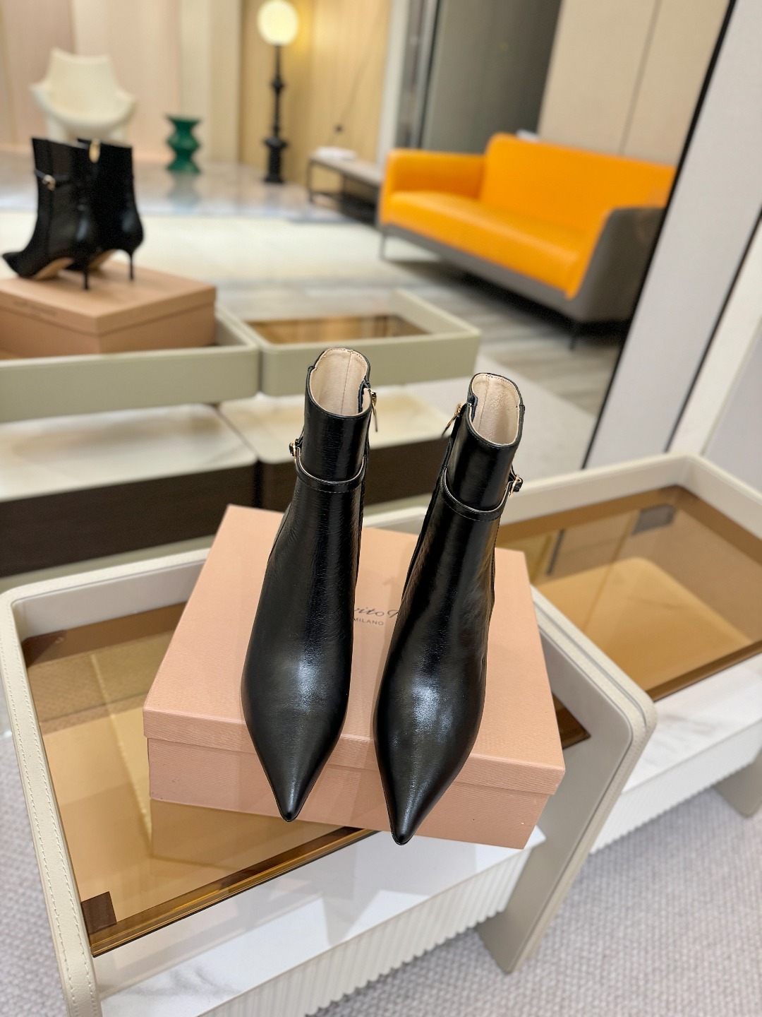 品 牌:Gianvito Rossi罗西 GR尖头及踝靴侧拉链R扣细跟短靴高跟靴子鞋面采用绒面革,质感柔