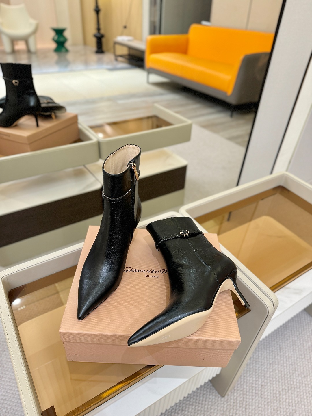 品 牌:Gianvito Rossi罗西 GR尖头及踝靴侧拉链R扣细跟短靴高跟靴子鞋面采用绒面革,质感柔