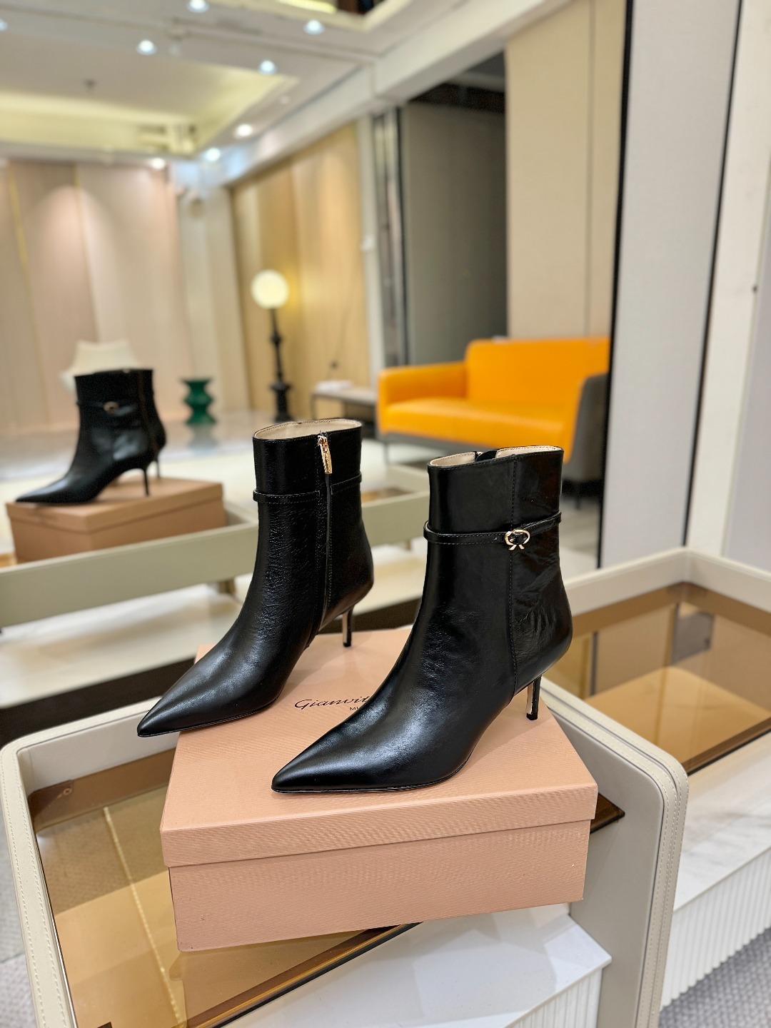 品 牌:Gianvito Rossi罗西 GR尖头及踝靴侧拉链R扣细跟短靴高跟靴子鞋面采用绒面革,质感柔