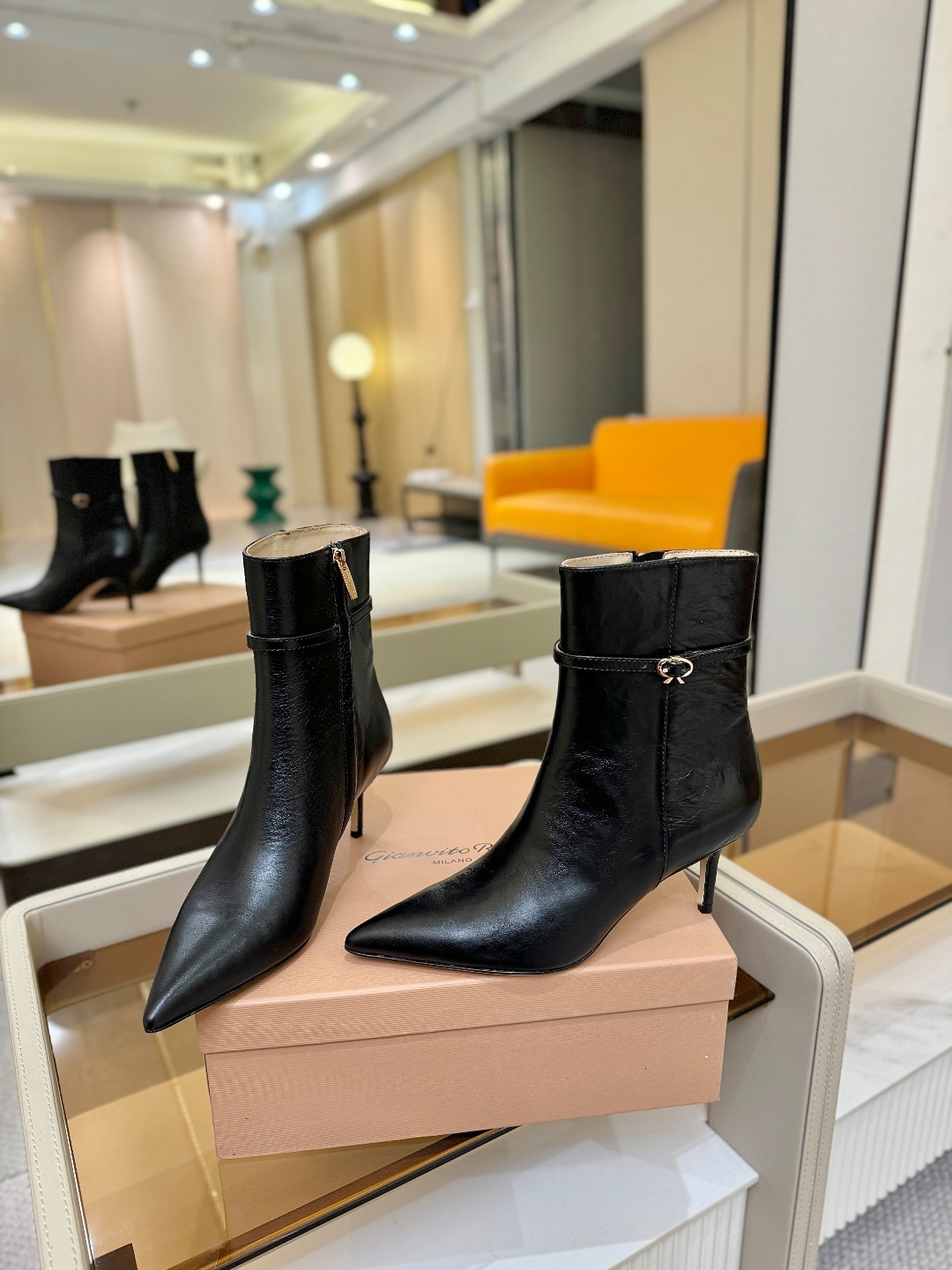 品 牌:Gianvito Rossi罗西 GR尖头及踝靴侧拉链R扣细跟短靴高跟靴子鞋面采用绒面革,质感柔