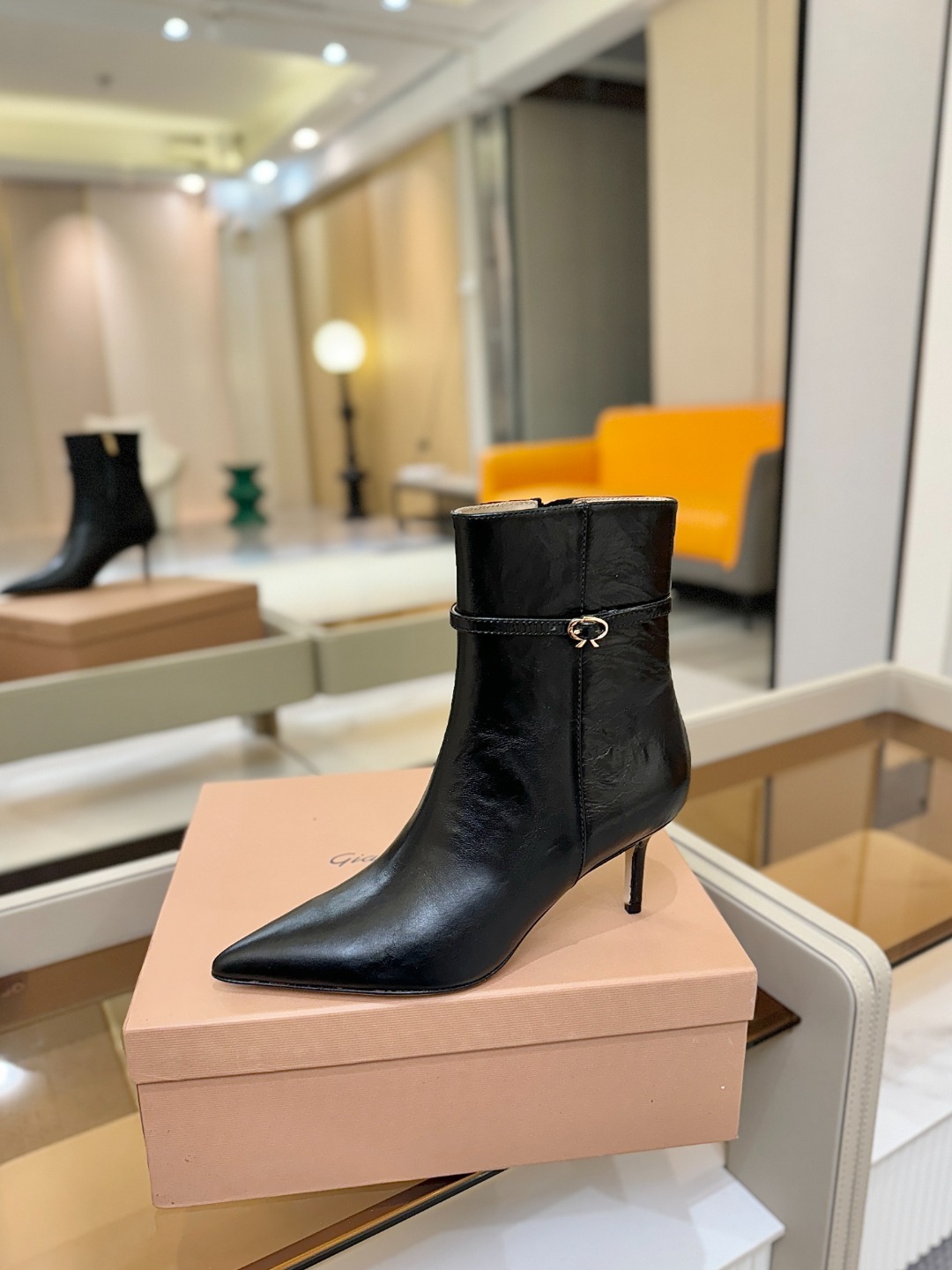 品 牌:Gianvito Rossi罗西 GR尖头及踝靴侧拉链R扣细跟短靴高跟靴子鞋面采用绒面革,质感柔