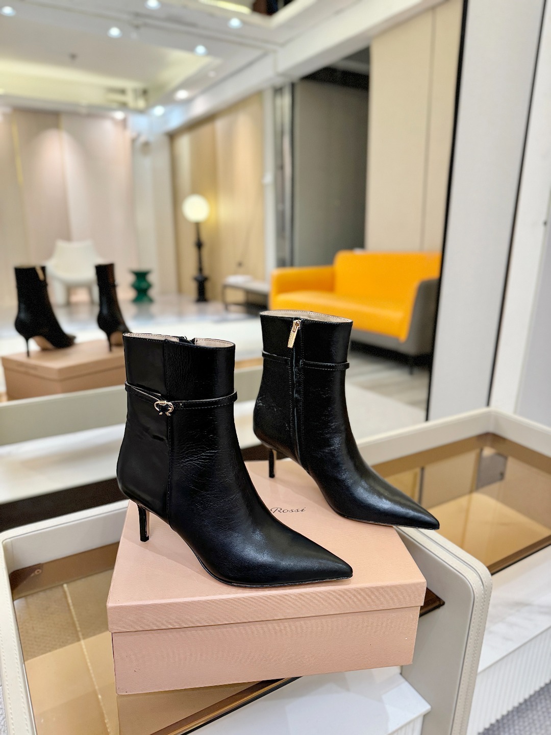 品 牌:Gianvito Rossi罗西 GR尖头及踝靴侧拉链R扣细跟短靴高跟靴子鞋面采用绒面革,质感柔