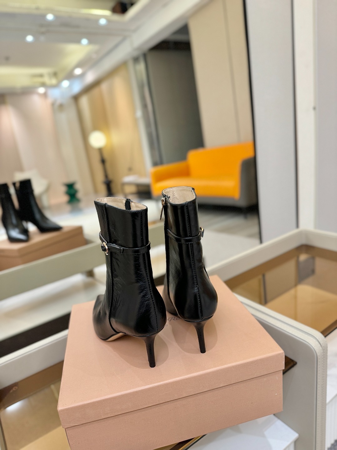 品 牌:Gianvito Rossi罗西 GR尖头及踝靴侧拉链R扣细跟短靴高跟靴子鞋面采用绒面革,质感柔