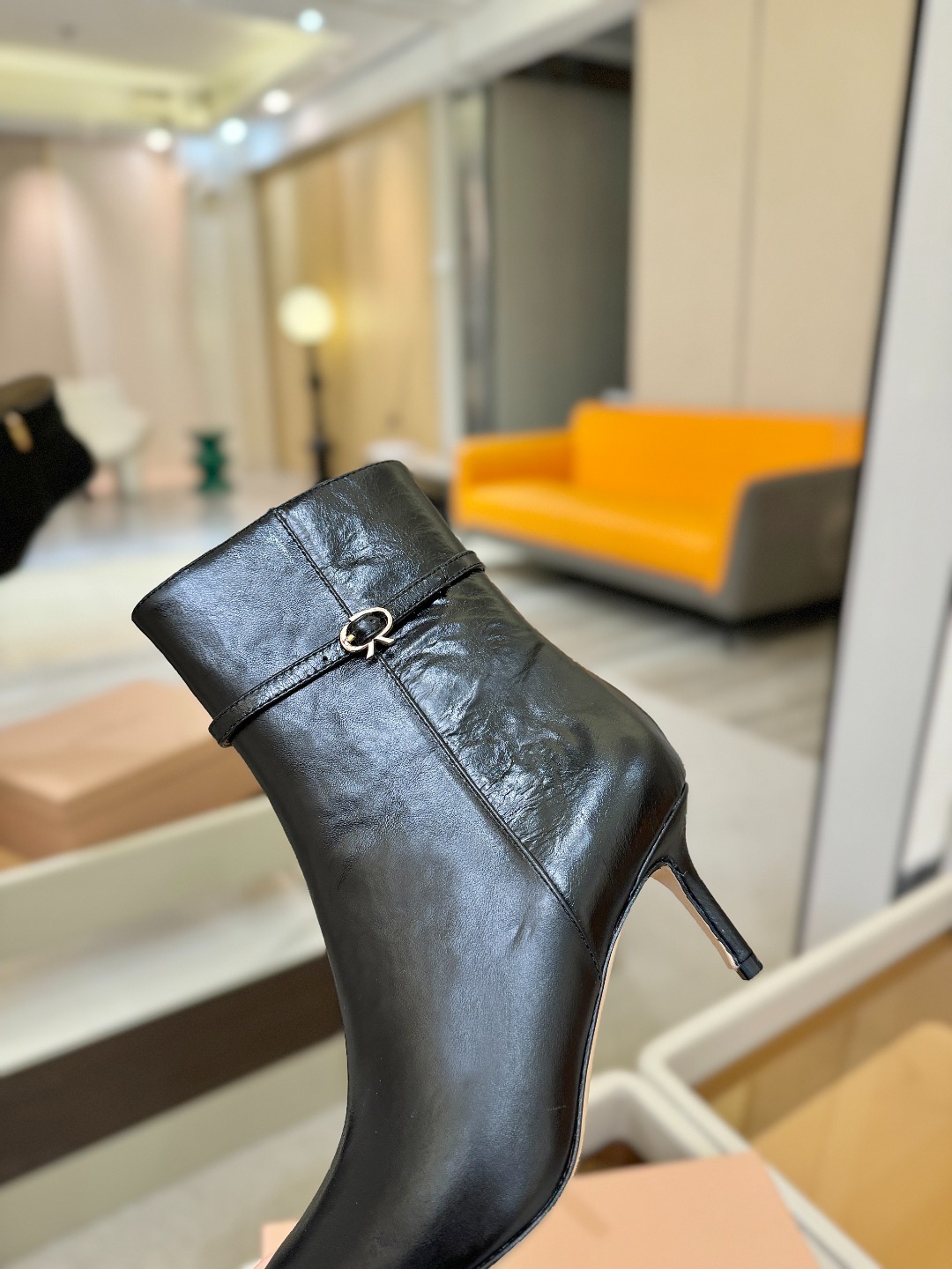品 牌:Gianvito Rossi罗西 GR尖头及踝靴侧拉链R扣细跟短靴高跟靴子鞋面采用绒面革,质感柔