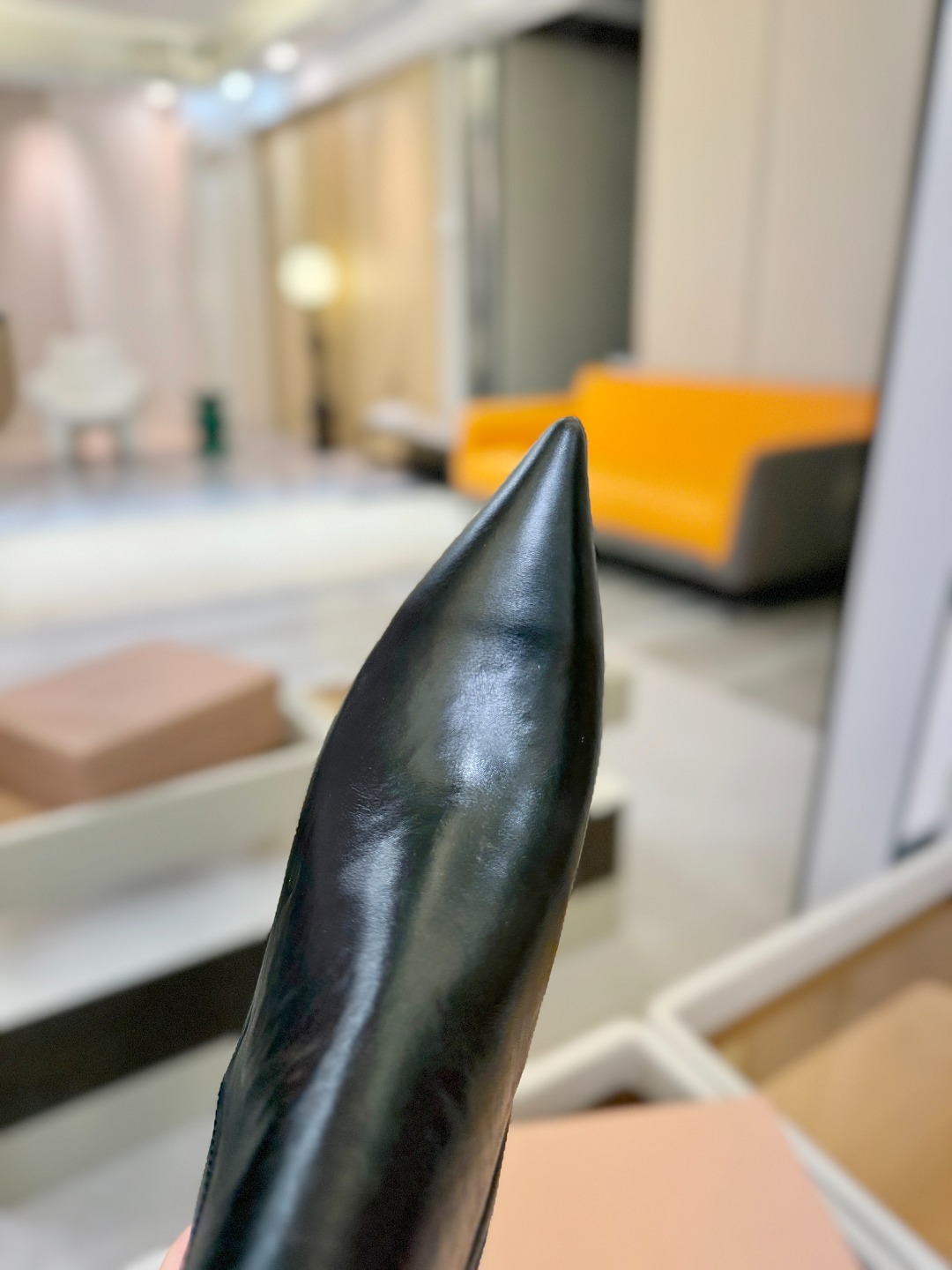 品 牌:Gianvito Rossi罗西 GR尖头及踝靴侧拉链R扣细跟短靴高跟靴子鞋面采用绒面革,质感柔