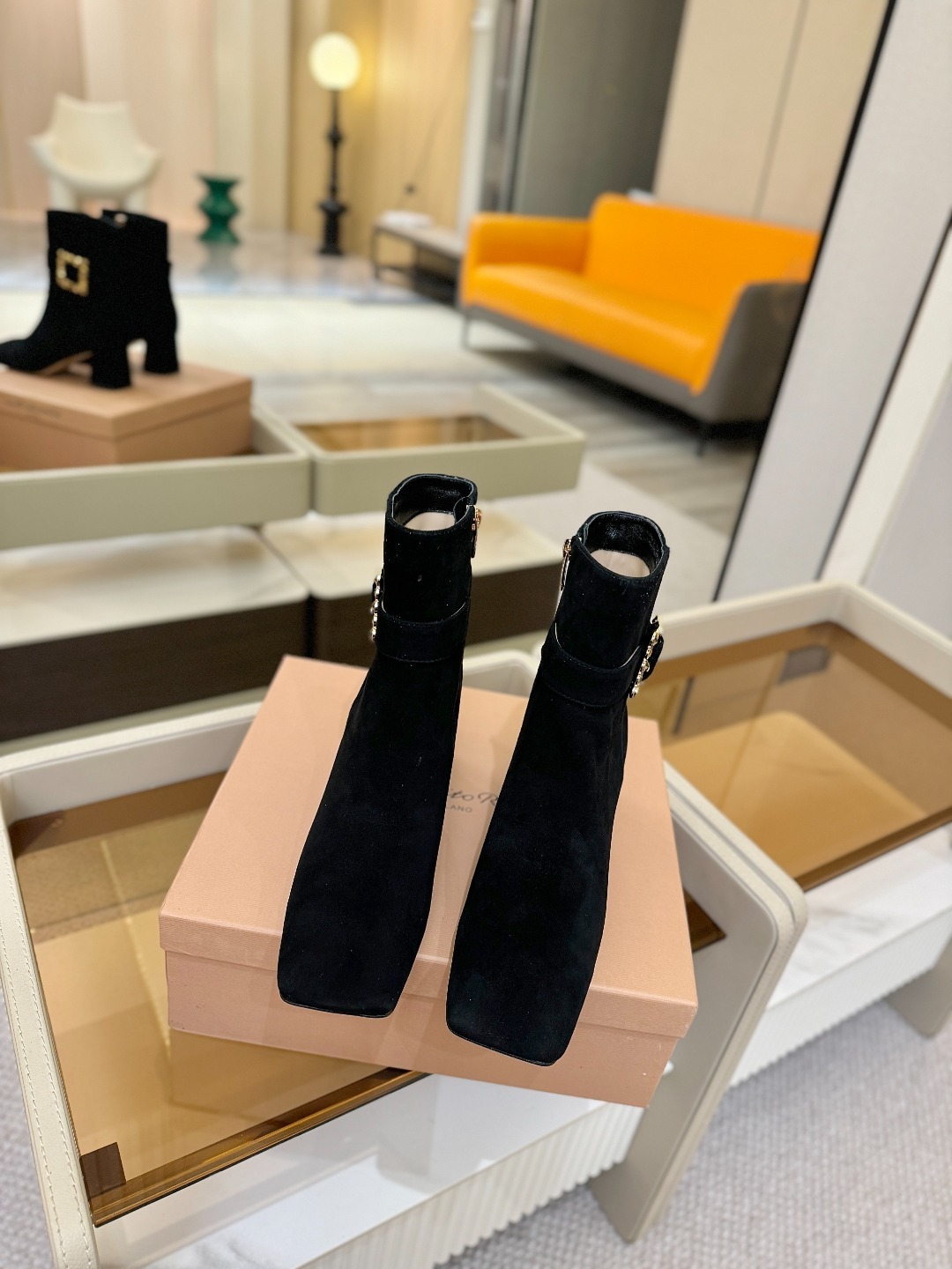 品 牌:Gianvito Rossi 罗西 GR方头及踝靴侧拉链R扣粗跟短靴。鞋面采用绒面革,质感柔软细