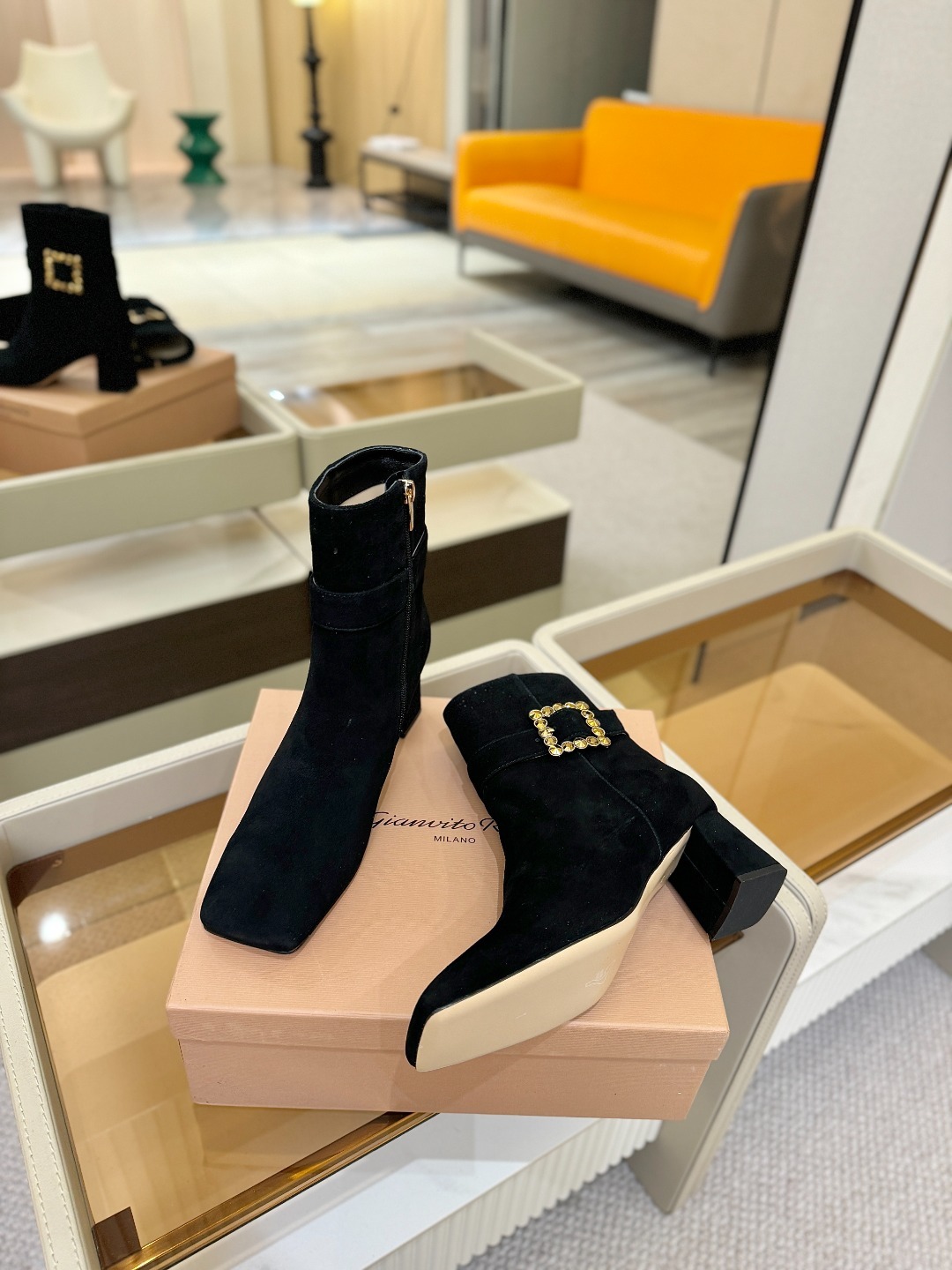品 牌:Gianvito Rossi 罗西 GR方头及踝靴侧拉链R扣粗跟短靴。鞋面采用绒面革,质感柔软细