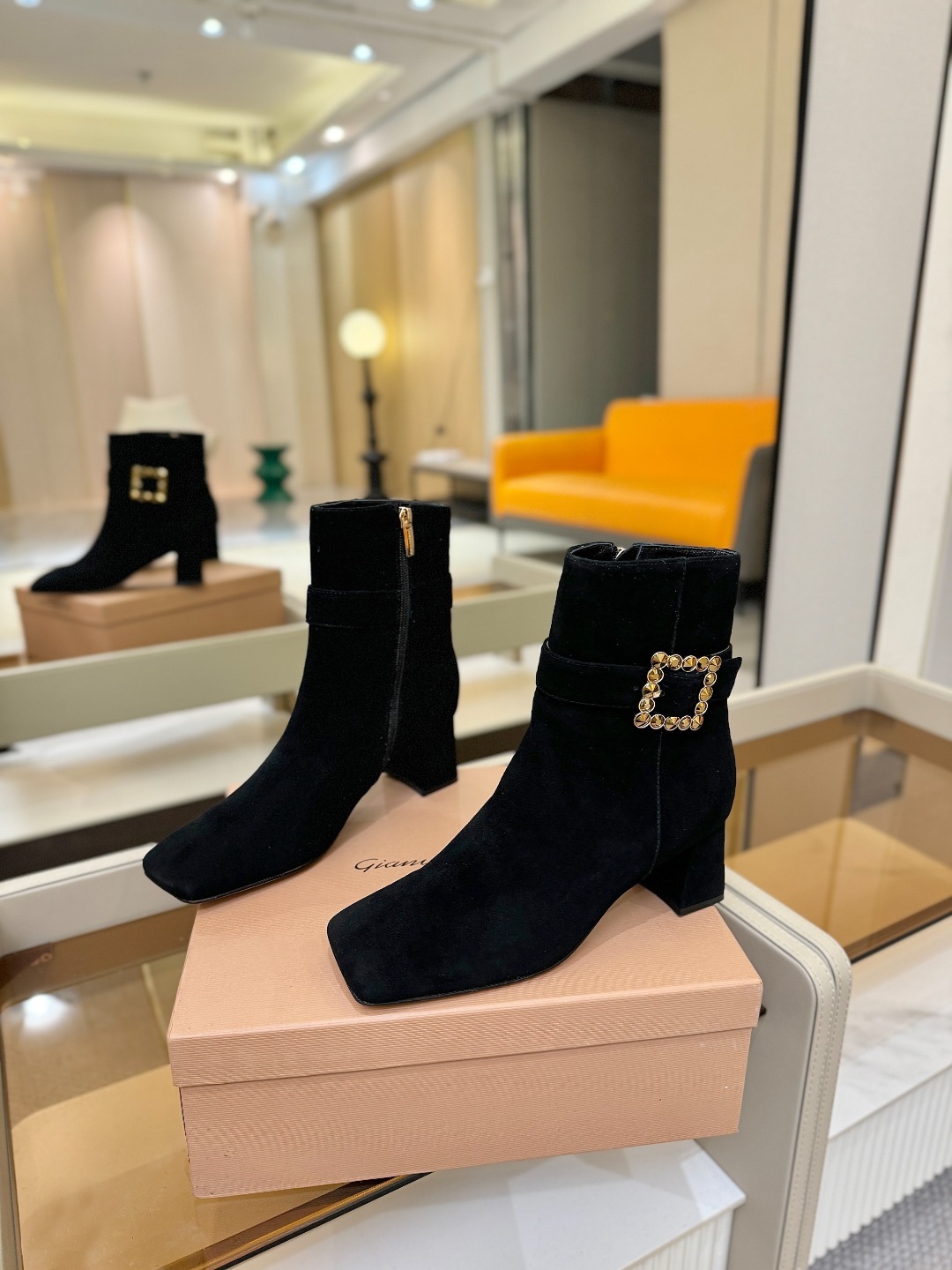 品 牌:Gianvito Rossi 罗西 GR方头及踝靴侧拉链R扣粗跟短靴。鞋面采用绒面革,质感柔软细