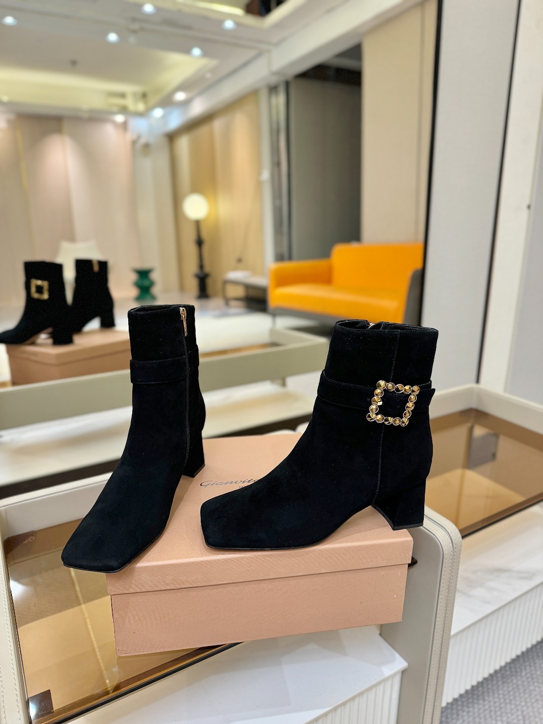品 牌:Gianvito Rossi 罗西 GR方头及踝靴侧拉链R扣粗跟短靴。鞋面采用绒面革,质感柔软细