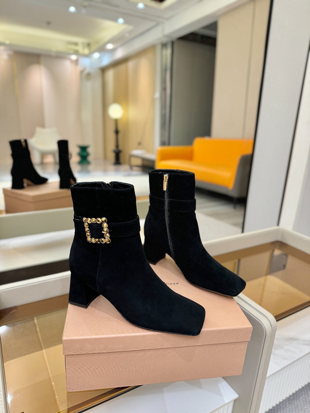 品 牌:Gianvito Rossi 罗西 GR方头及踝靴侧拉链R扣粗跟短靴。鞋面采用绒面革,质感柔软细