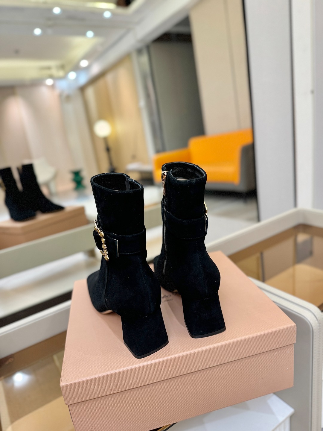 品 牌:Gianvito Rossi 罗西 GR方头及踝靴侧拉链R扣粗跟短靴。鞋面采用绒面革,质感柔软细