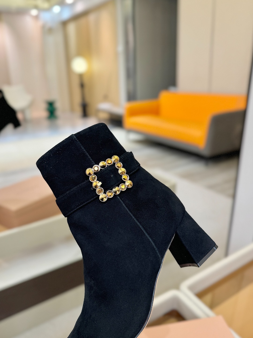 品 牌:Gianvito Rossi 罗西 GR方头及踝靴侧拉链R扣粗跟短靴。鞋面采用绒面革,质感柔软细