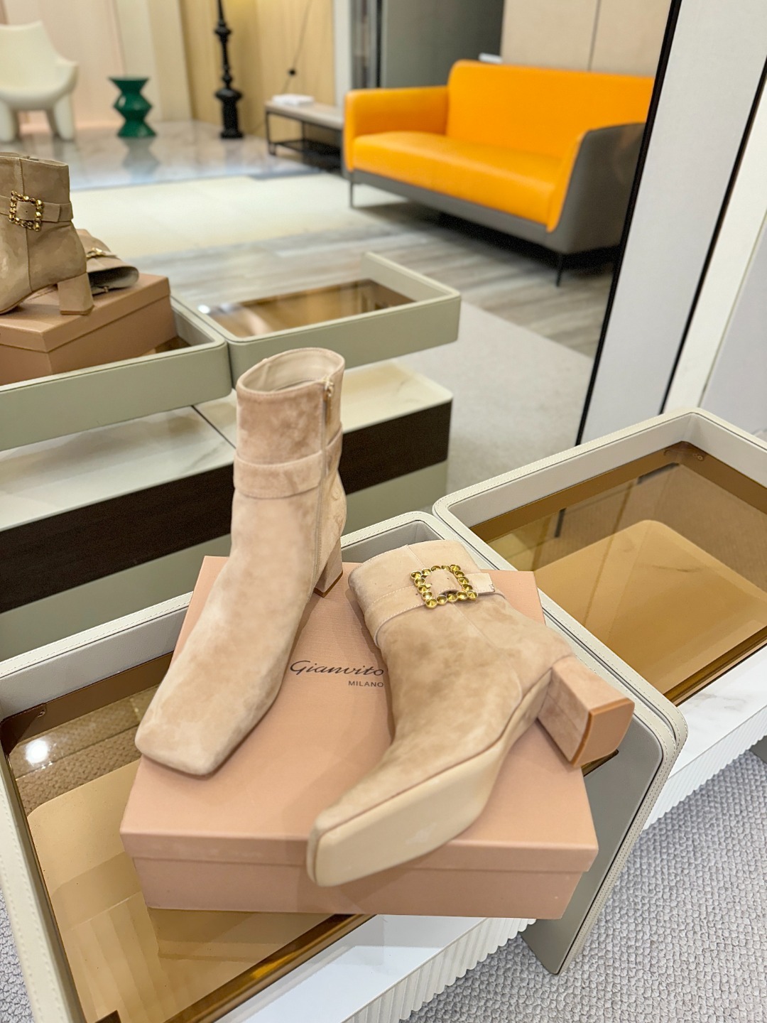 品 牌:Gianvito Rossi 罗西 GR方头及踝靴侧拉链R扣粗跟短靴。鞋面采用绒面革,质感柔软细