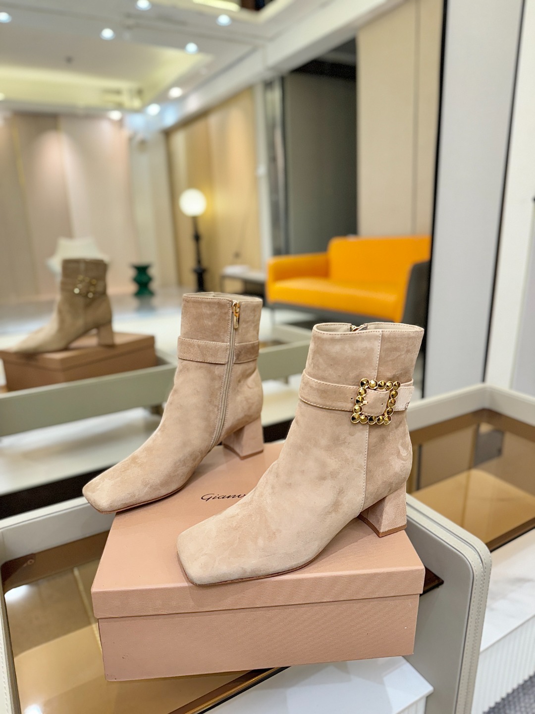 品 牌:Gianvito Rossi 罗西 GR方头及踝靴侧拉链R扣粗跟短靴。鞋面采用绒面革,质感柔软细