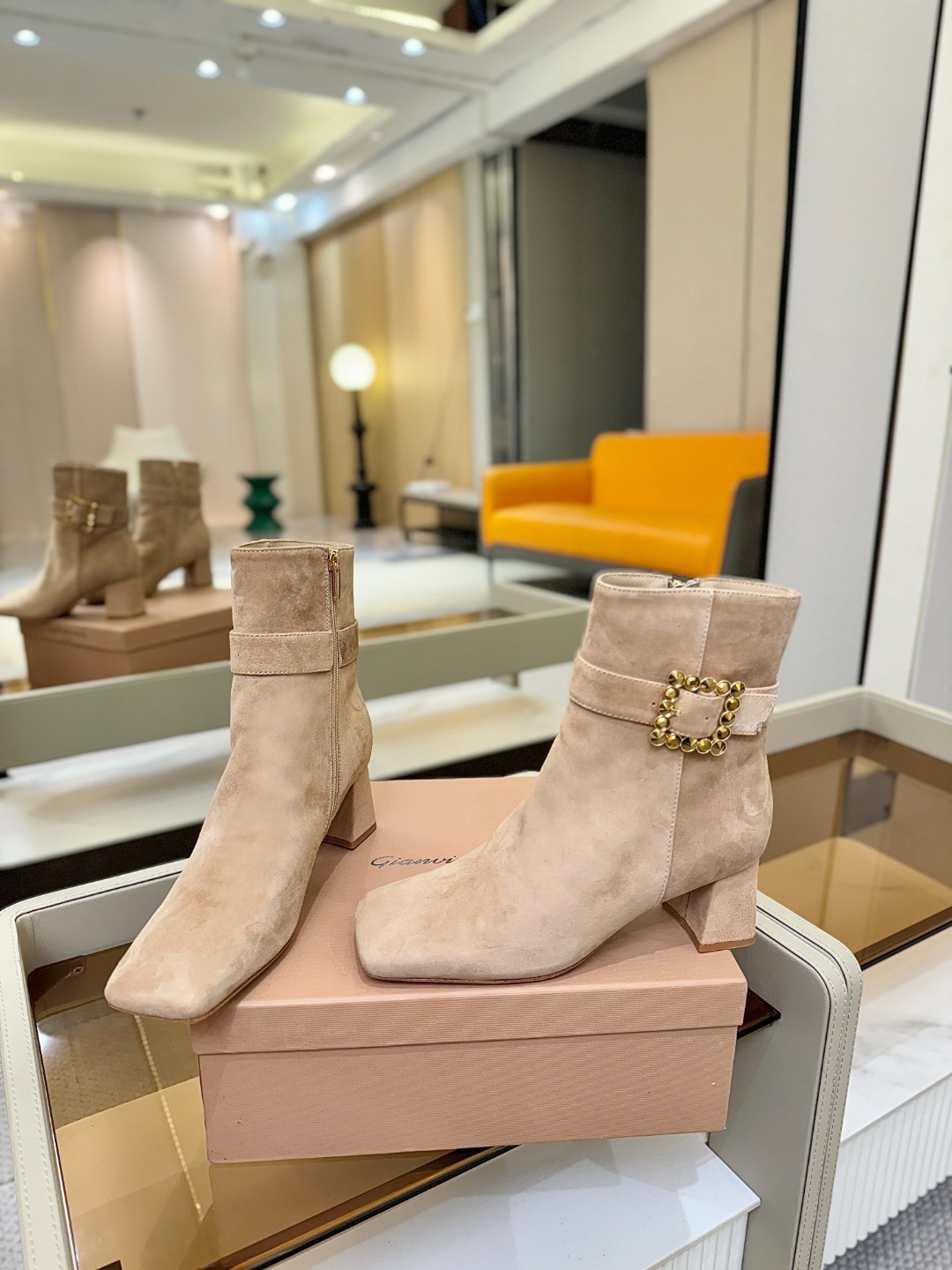 品 牌:Gianvito Rossi 罗西 GR方头及踝靴侧拉链R扣粗跟短靴。鞋面采用绒面革,质感柔软细