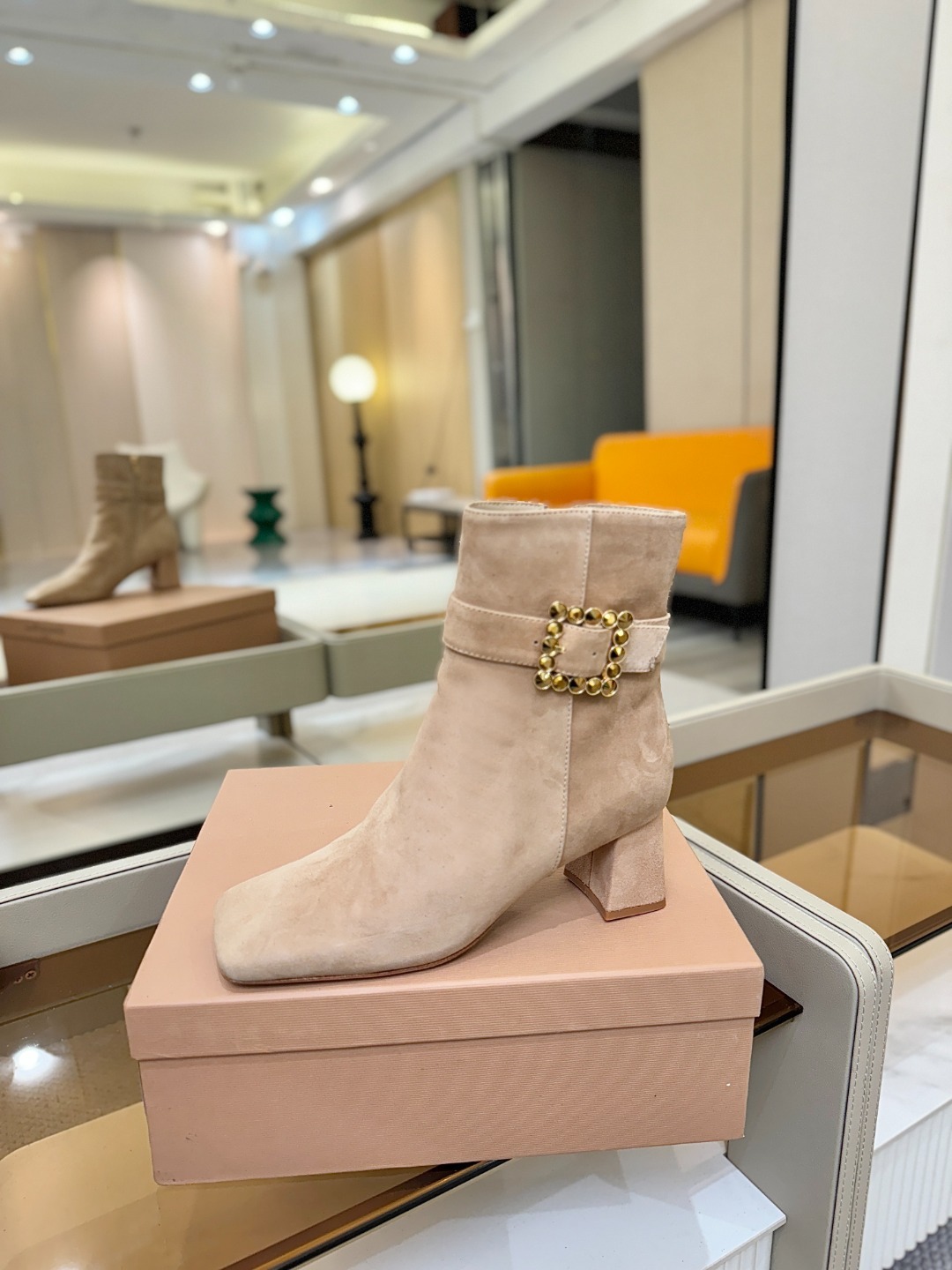 品 牌:Gianvito Rossi 罗西 GR方头及踝靴侧拉链R扣粗跟短靴。鞋面采用绒面革,质感柔软细