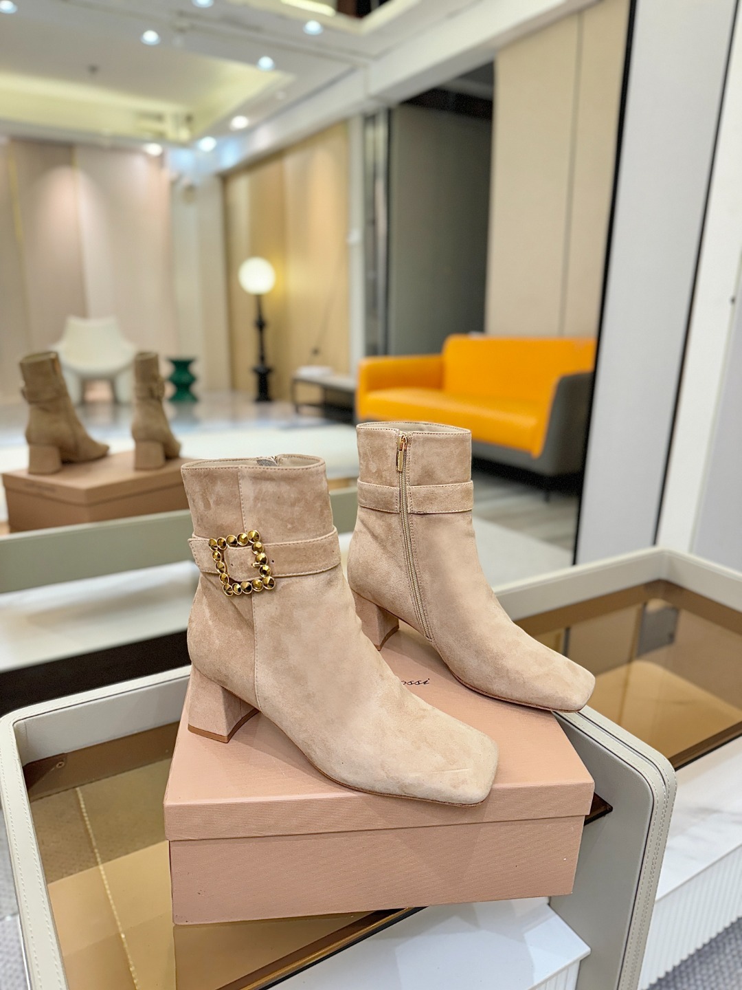 品 牌:Gianvito Rossi 罗西 GR方头及踝靴侧拉链R扣粗跟短靴。鞋面采用绒面革,质感柔软细