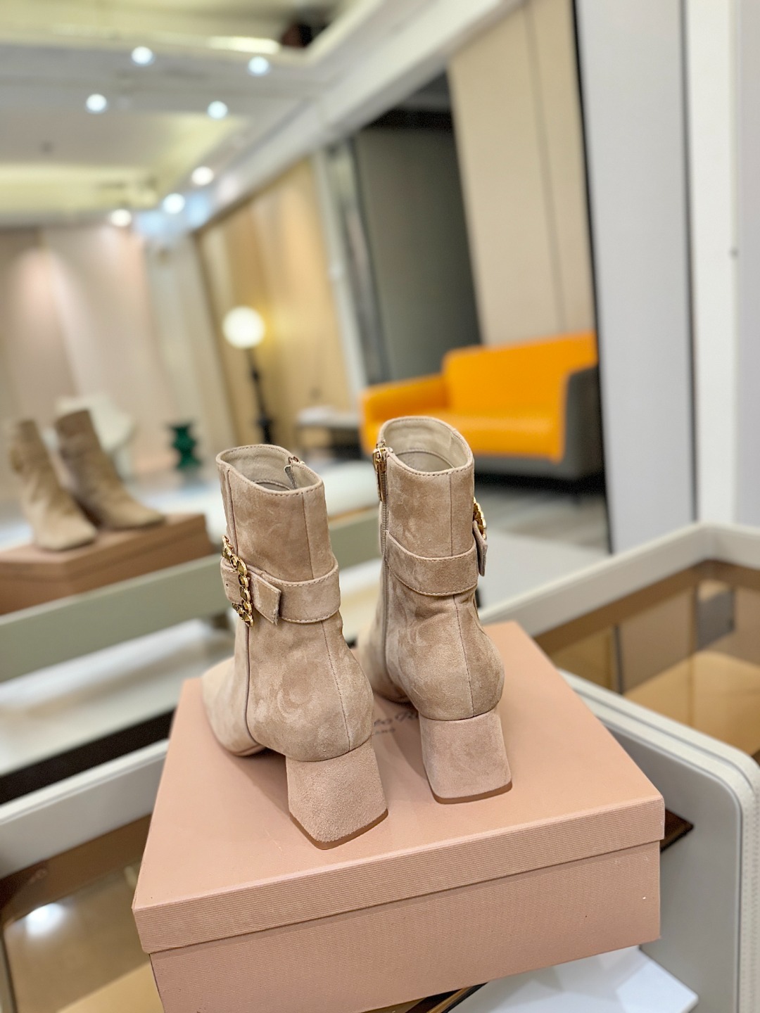 品 牌:Gianvito Rossi 罗西 GR方头及踝靴侧拉链R扣粗跟短靴。鞋面采用绒面革,质感柔软细