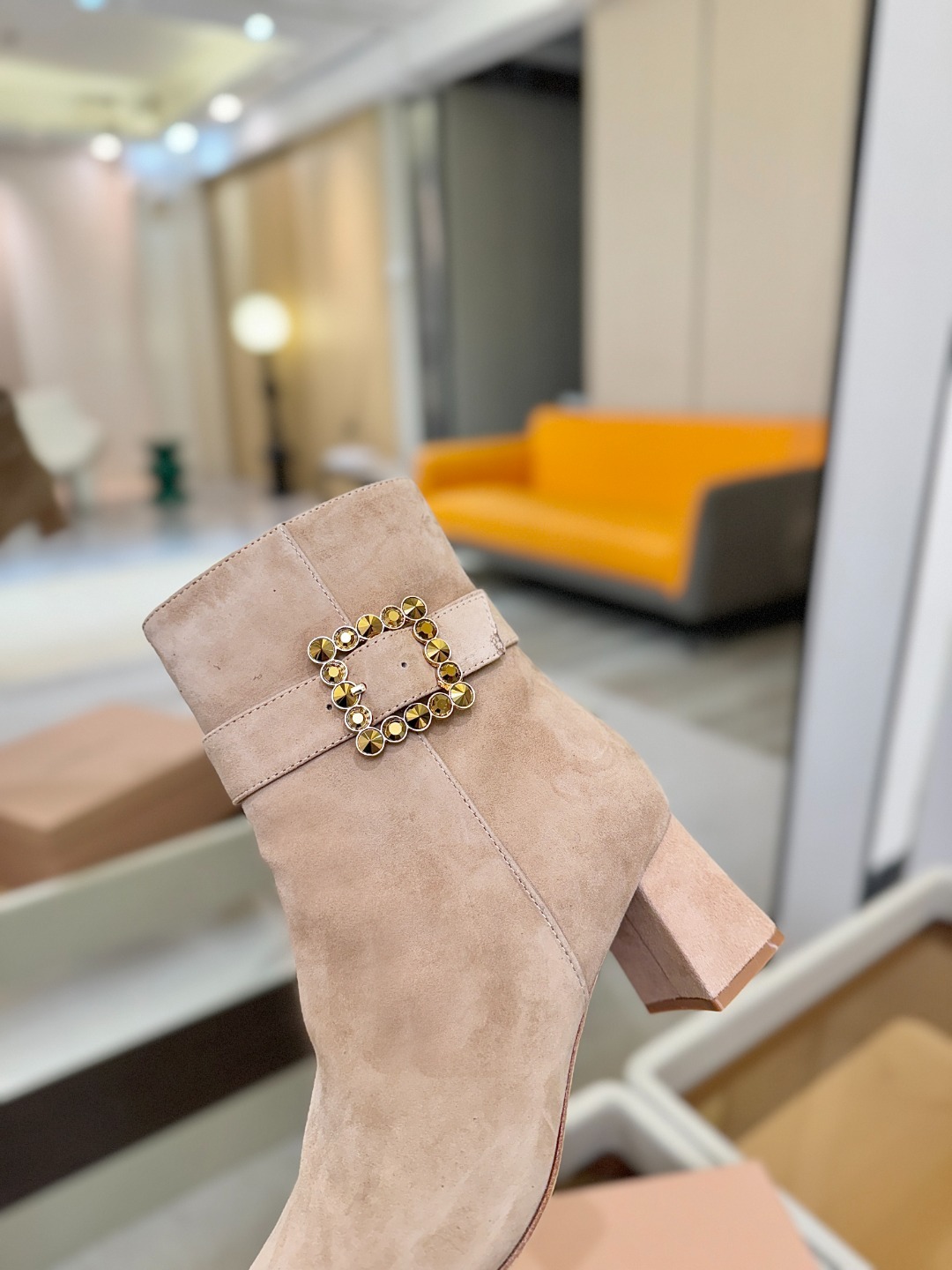 品 牌:Gianvito Rossi 罗西 GR方头及踝靴侧拉链R扣粗跟短靴。鞋面采用绒面革,质感柔软细