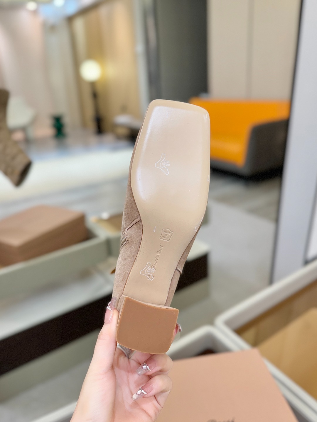 品 牌:Gianvito Rossi 罗西 GR方头及踝靴侧拉链R扣粗跟短靴。鞋面采用绒面革,质感柔软细