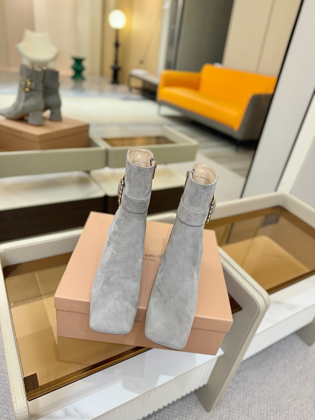 品 牌:Gianvito Rossi 罗西 GR方头及踝靴侧拉链R扣粗跟短靴。鞋面采用绒面革,质感柔软细