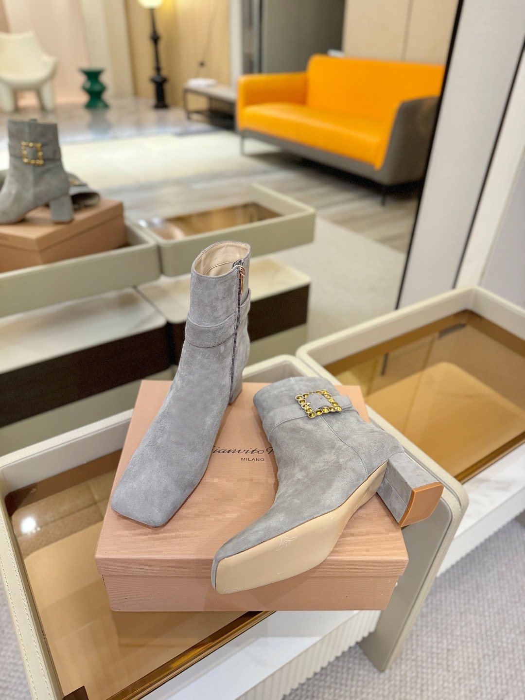 品 牌:Gianvito Rossi 罗西 GR方头及踝靴侧拉链R扣粗跟短靴。鞋面采用绒面革,质感柔软细