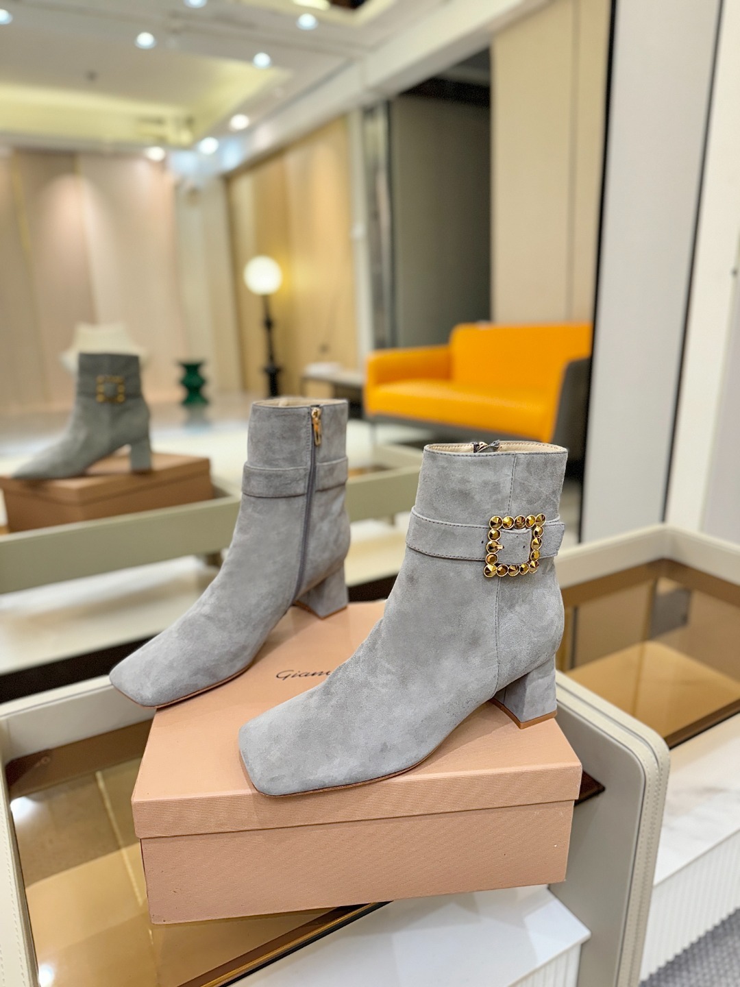 品 牌:Gianvito Rossi 罗西 GR方头及踝靴侧拉链R扣粗跟短靴。鞋面采用绒面革,质感柔软细